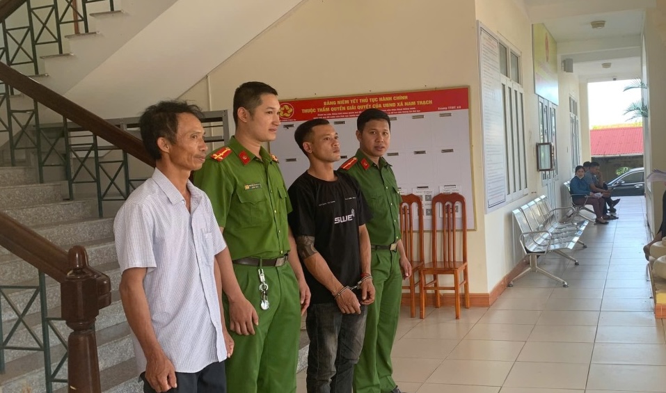 Chủ nh&agrave; ngủ say, g&atilde; h&agrave;ng x&oacute;m lẻn v&agrave;o l&agrave;m điều kh&ocirc;ng ngờ - Ảnh 1.
