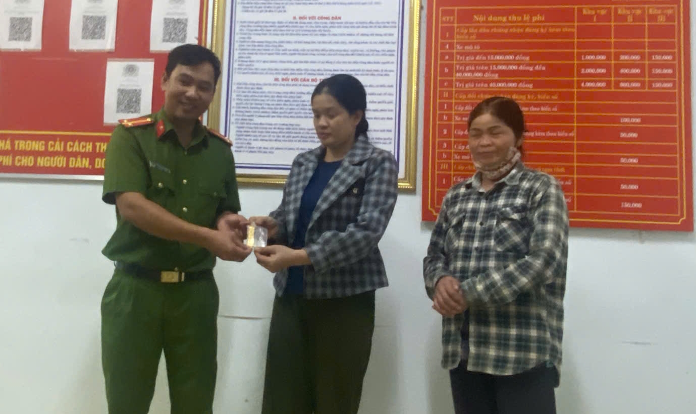 L&acirc;m Đồng: Đ&aacute;nh rơi 5 chỉ v&agrave;ng mới mua, người phụ nữ được c&ocirc;ng an x&atilde; mời l&ecirc;n l&agrave;m việc - Ảnh 1.