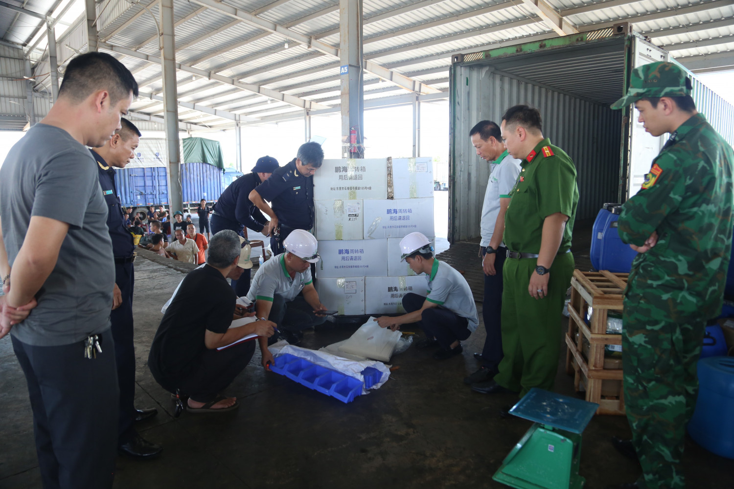 Triệt ph&aacute; đường d&acirc;y bu&ocirc;n lậu h&agrave;ng gia c&ocirc;ng tại Cửa khẩu Bắc Lu&acirc;n 2 g&acirc;y thiệt hại lớn - Ảnh 2.