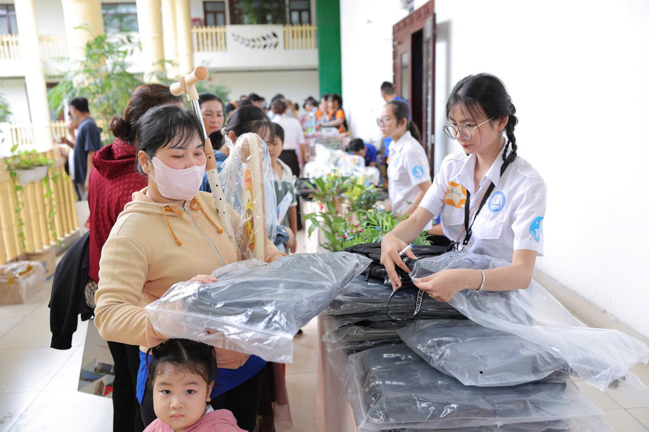 Mang Tết Trung thu &yacute; nghĩa đến với trẻ em kh&oacute; khăn ở TP HCM - Ảnh 2.