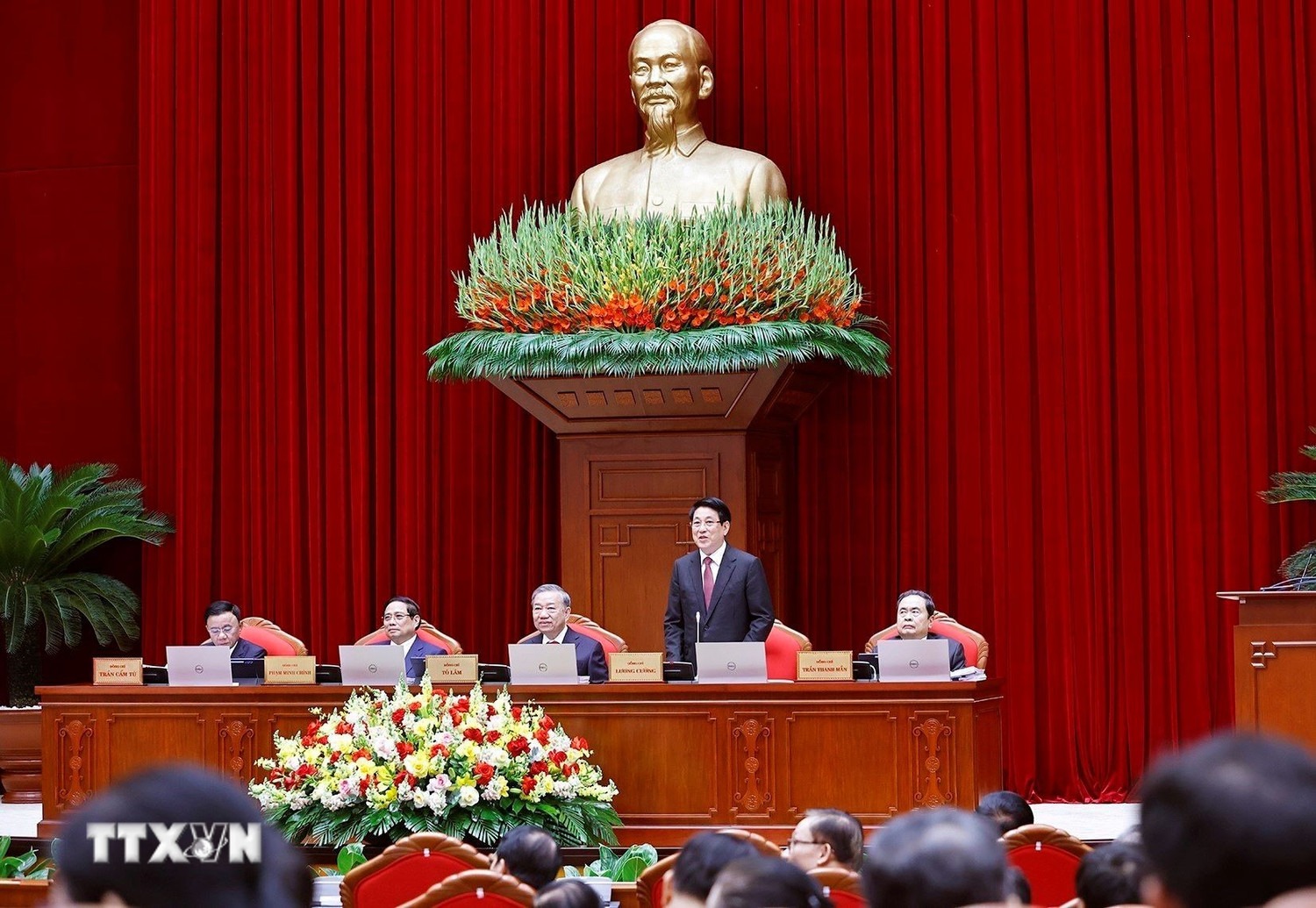 Bỏ phiếu giới thiệu nh&acirc;n sự t&aacute;i cử Trung ương Đảng kh&oacute;a XIV tại Hội nghị Trung ương 13 - Ảnh 1.