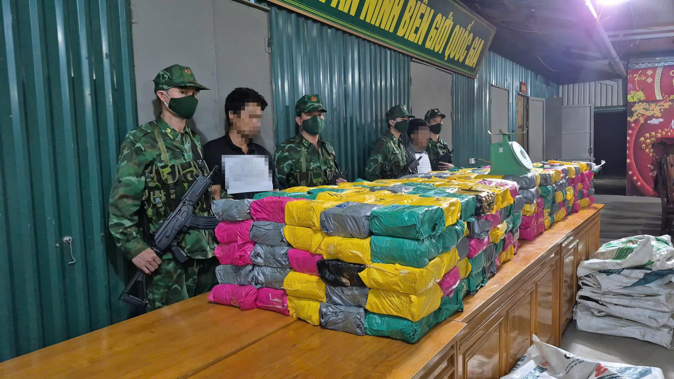 Lấy lời khai hai nghi phạm Lào trong vụ bắt 500kg Ma túy ở Quảng Trị - Ảnh 3.