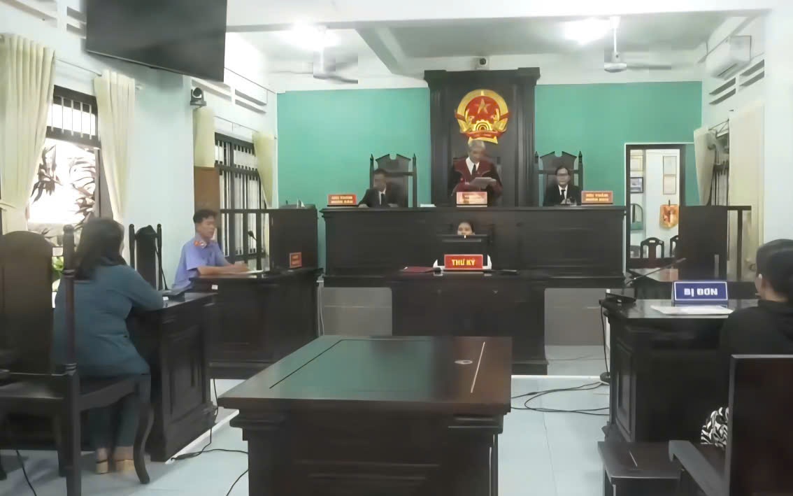 Cụ ông dẫn người tình về chụp ảnh trước bàn thờ vợ gây phẫn nộ
