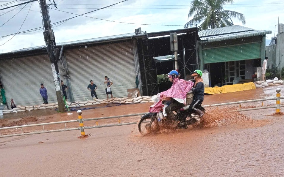 CLIP: Quốc lộ 14 cứ mưa lớn là ngập, bùn đất tràn vào nhà dân