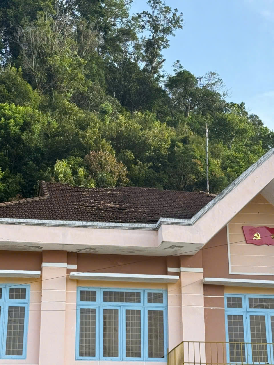 Nhiều nh&agrave; cửa, trường học sập m&aacute;i, tường nứt to&aacute;t sau động đất - Ảnh 4.