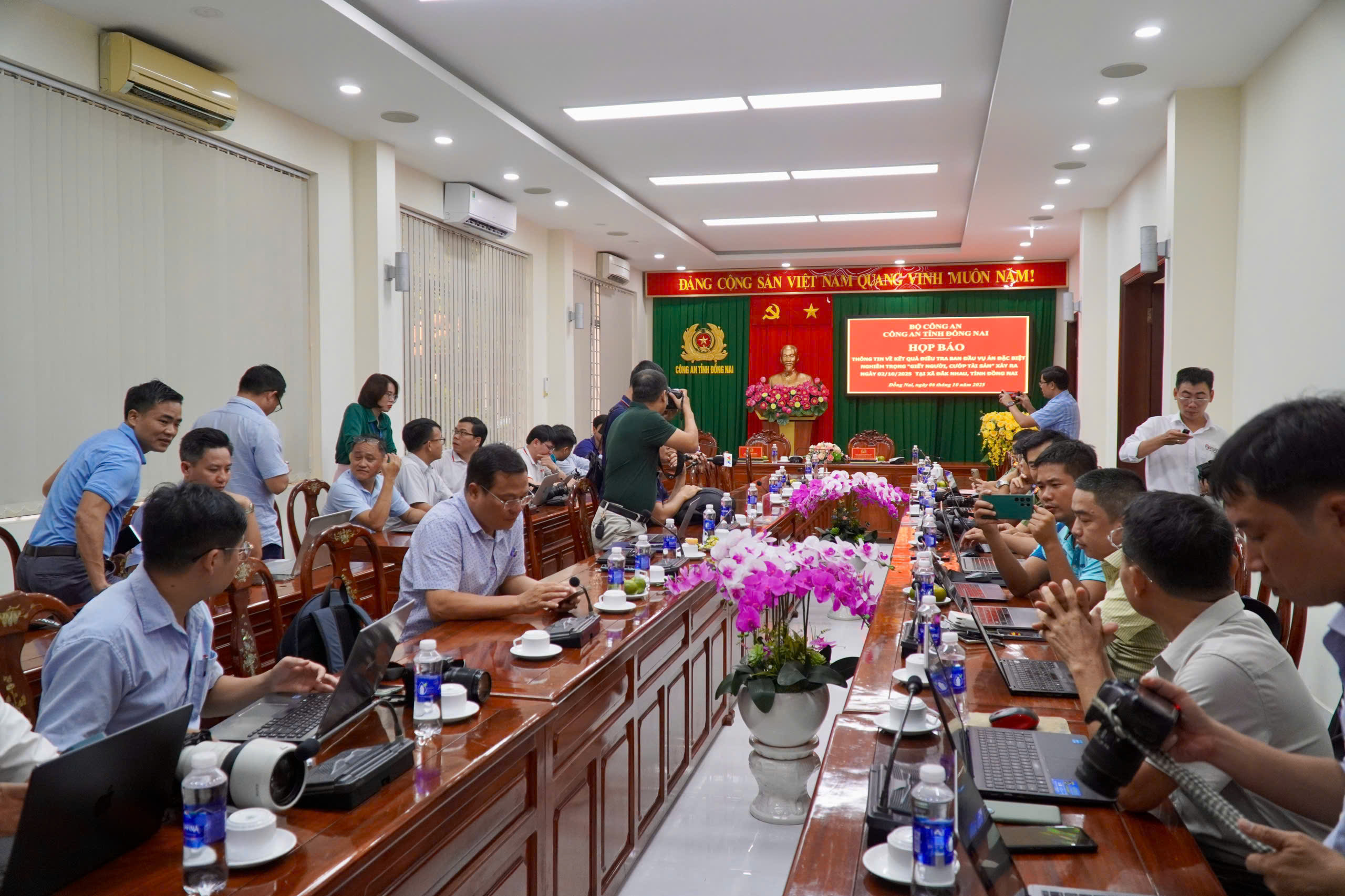 C&ocirc;ng an Đồng Nai đang họp b&aacute;o th&ocirc;ng tin vụ 3 người trong gia đ&igrave;nh bị s&aacute;t hại - Ảnh 2.