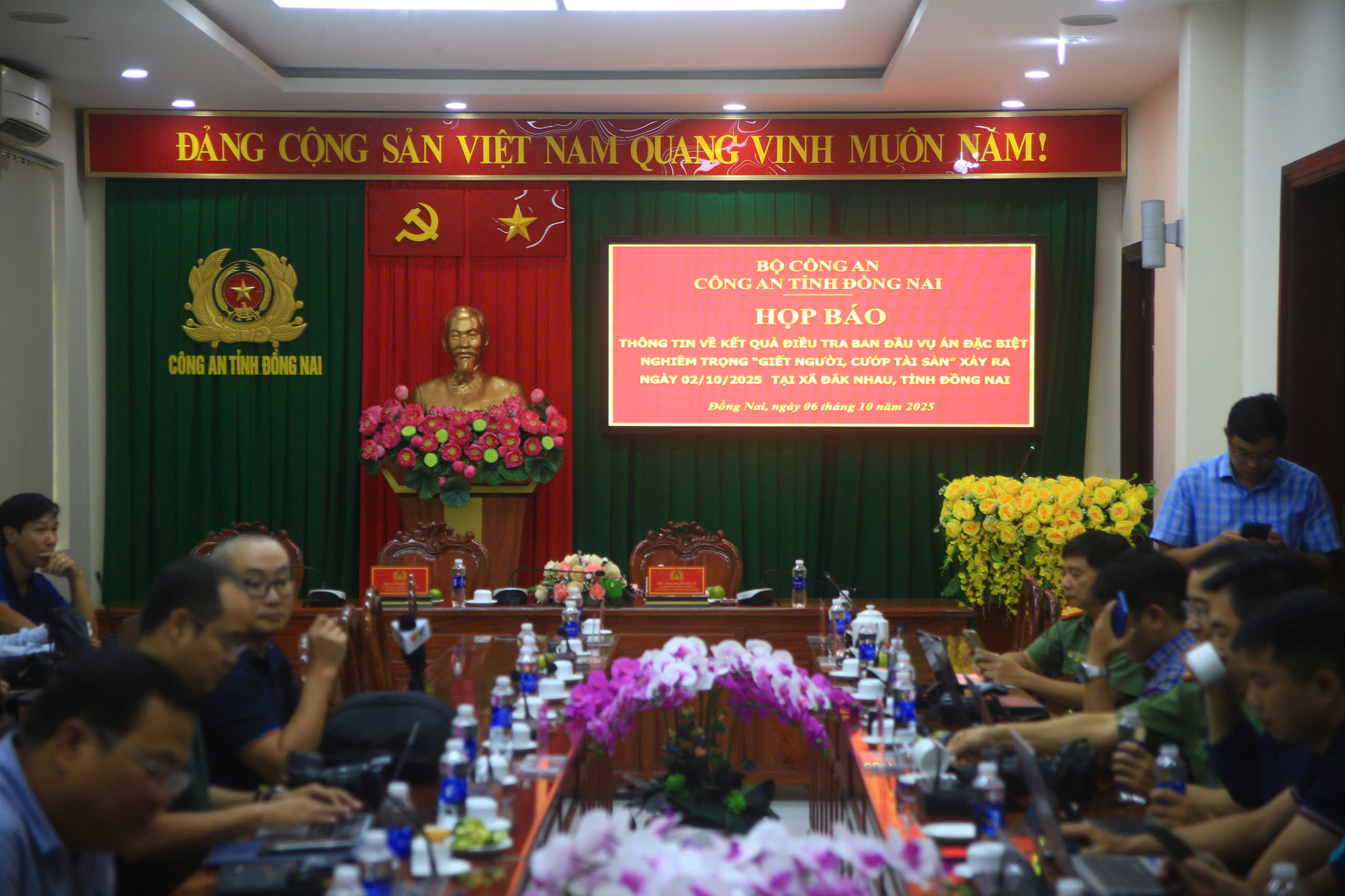 C&ocirc;ng an Đồng Nai đang họp b&aacute;o th&ocirc;ng tin vụ 3 người trong gia đ&igrave;nh bị s&aacute;t hại - Ảnh 3.