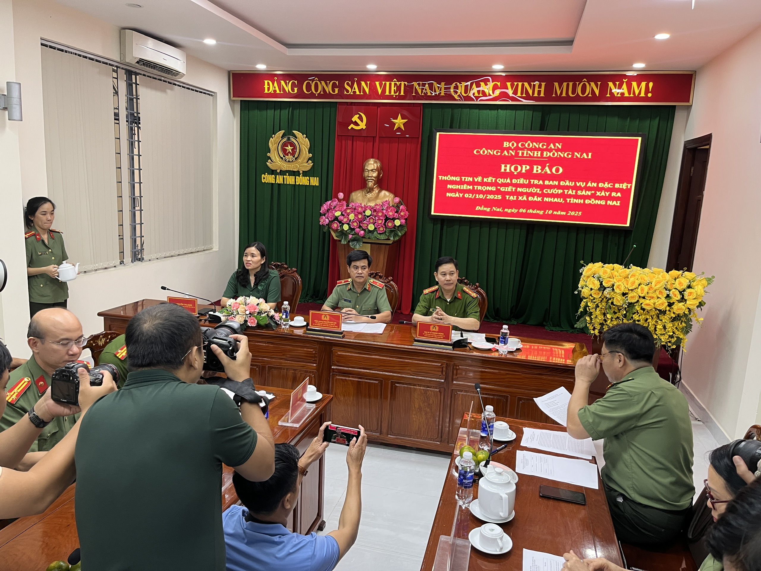 C&ocirc;ng an Đồng Nai đang họp b&aacute;o th&ocirc;ng tin vụ 3 người trong gia đ&igrave;nh bị s&aacute;t hại - Ảnh 1.