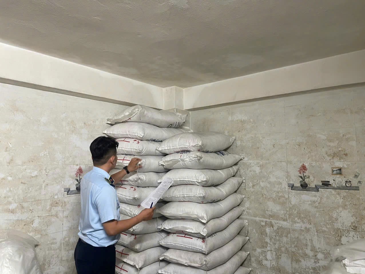 Li&ecirc;n tiếp ph&aacute;t hiện h&agrave;ng nhập lậu &ldquo;đội lốt&rdquo; đường Th&aacute;i Lan ở Đ&agrave; Nẵng - Ảnh 1.