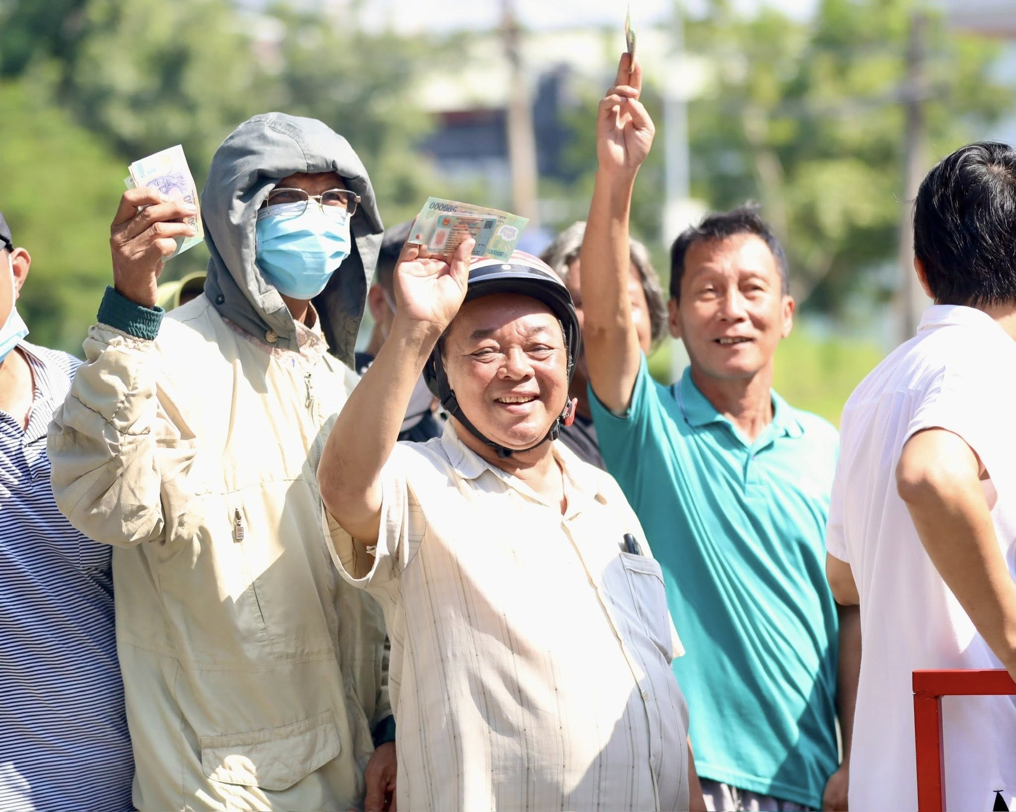 Người h&acirc;m mộ xếp h&agrave;ng d&agrave;i, chờ hơn 3 giờ mua v&eacute; xem tuyển Việt Nam - Ảnh 1.