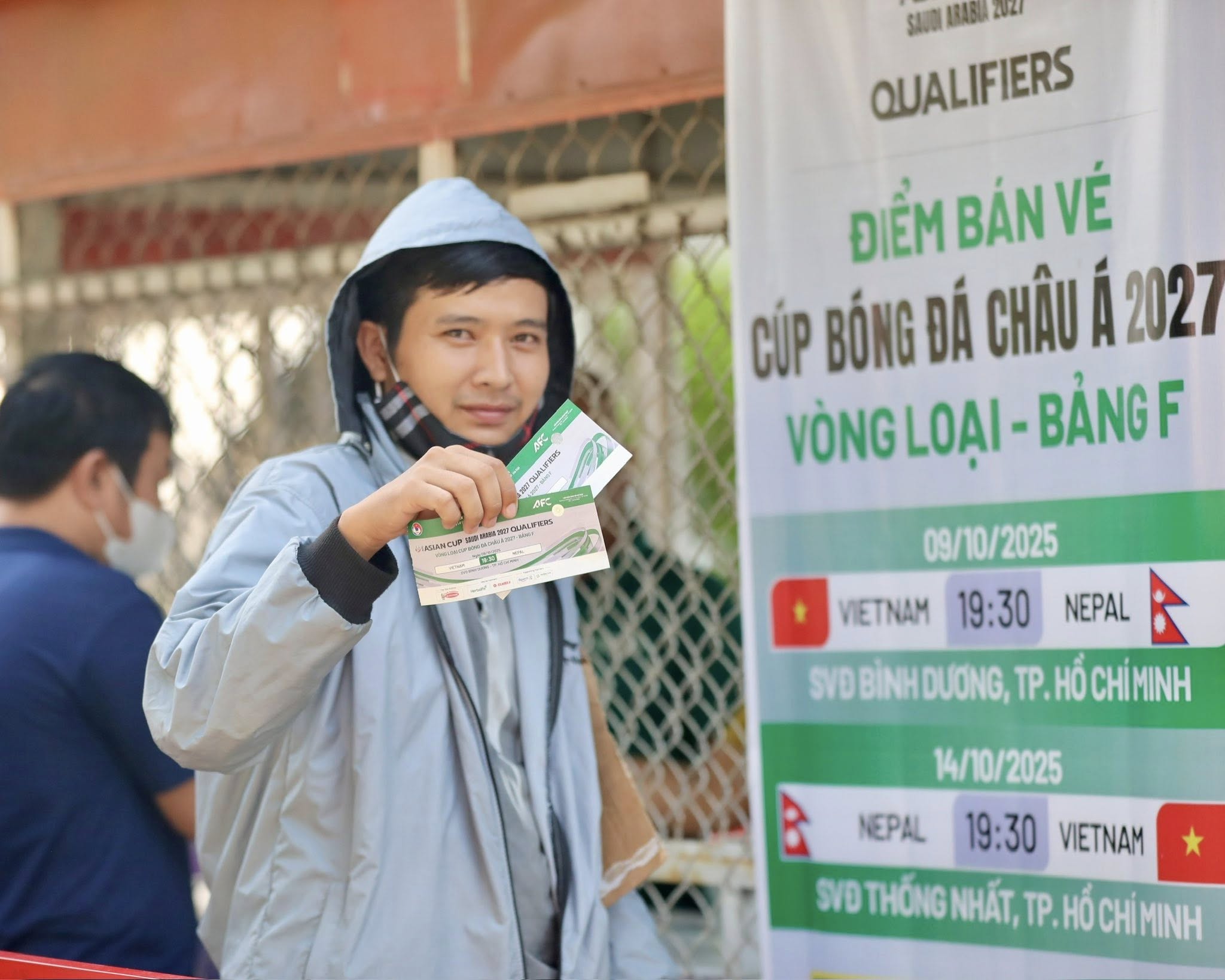 Người h&acirc;m mộ xếp h&agrave;ng d&agrave;i, chờ hơn 3 giờ mua v&eacute; xem tuyển Việt Nam - Ảnh 2.