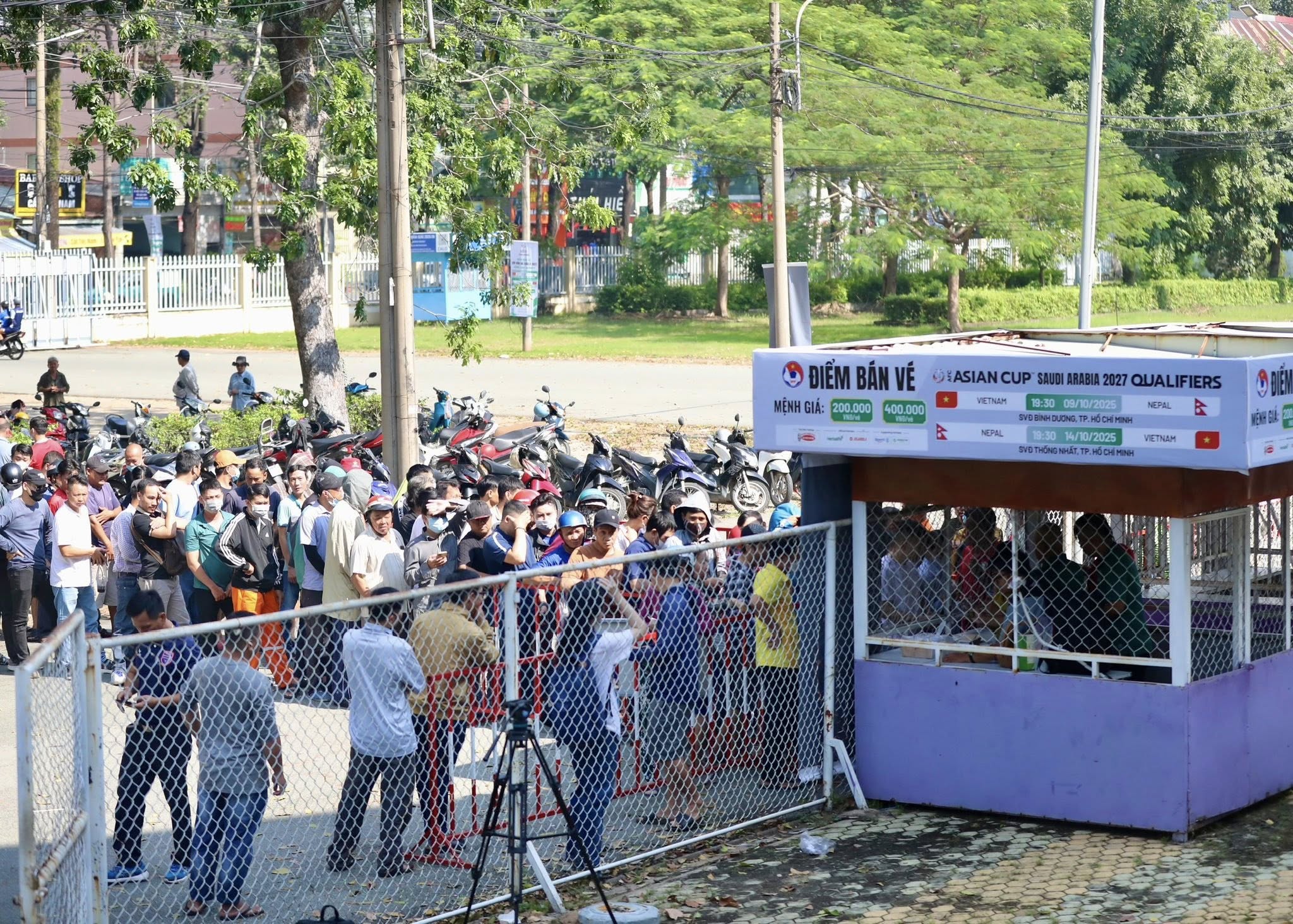 Người h&acirc;m mộ xếp h&agrave;ng d&agrave;i, chờ hơn 3 giờ mua v&eacute; xem tuyển Việt Nam - Ảnh 3.