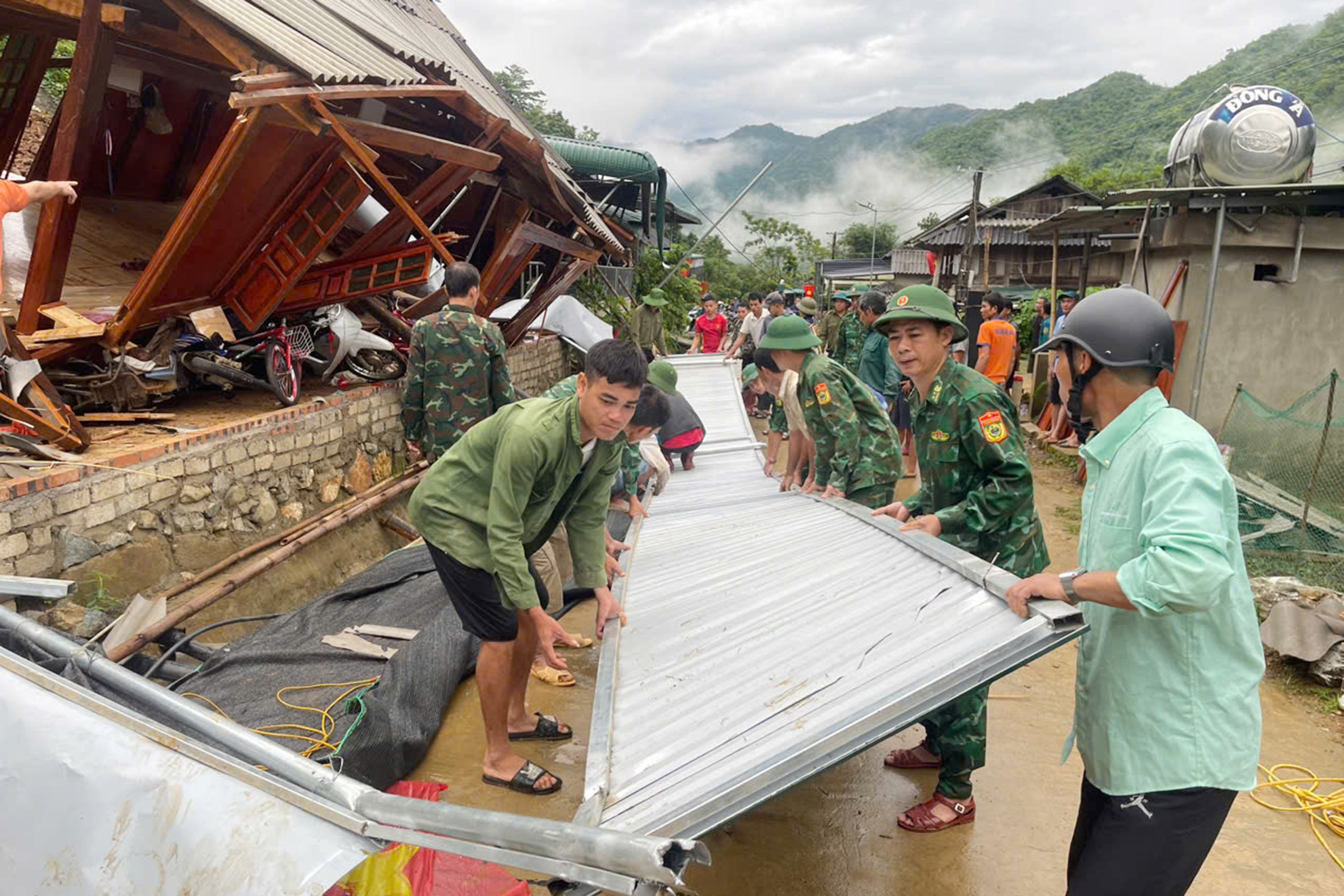 Sạt lở đất v&ugrave;i lấp 2 vợ chồng ở x&atilde; bi&ecirc;n giới Thanh H&oacute;a - Ảnh 3.