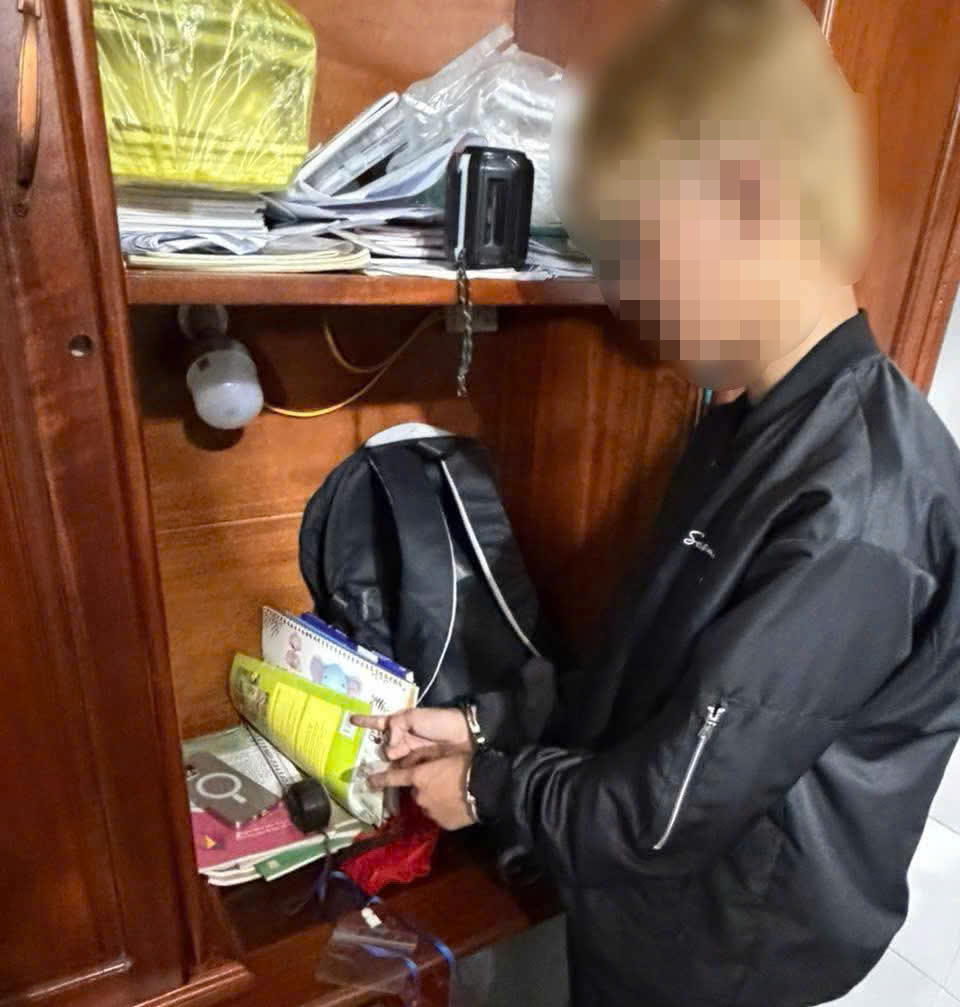 Bắt "người nhện" đột nhập cửa h&agrave;ng điện thoại, trộm cắp t&agrave;i sản - Ảnh 4.