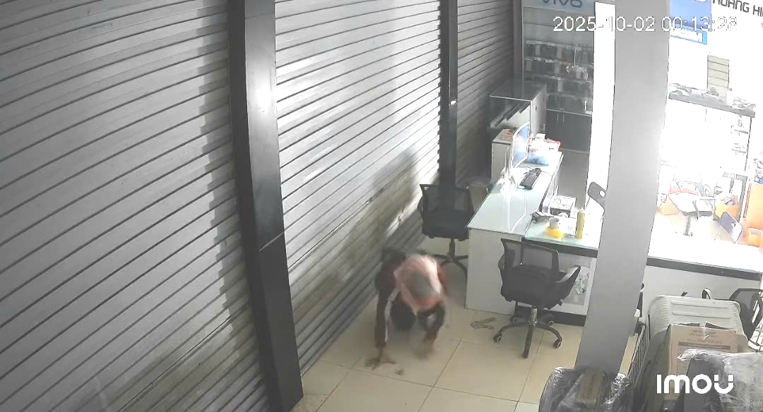 Bắt "người nhện" đột nhập cửa h&agrave;ng điện thoại, trộm cắp t&agrave;i sản - Ảnh 1.