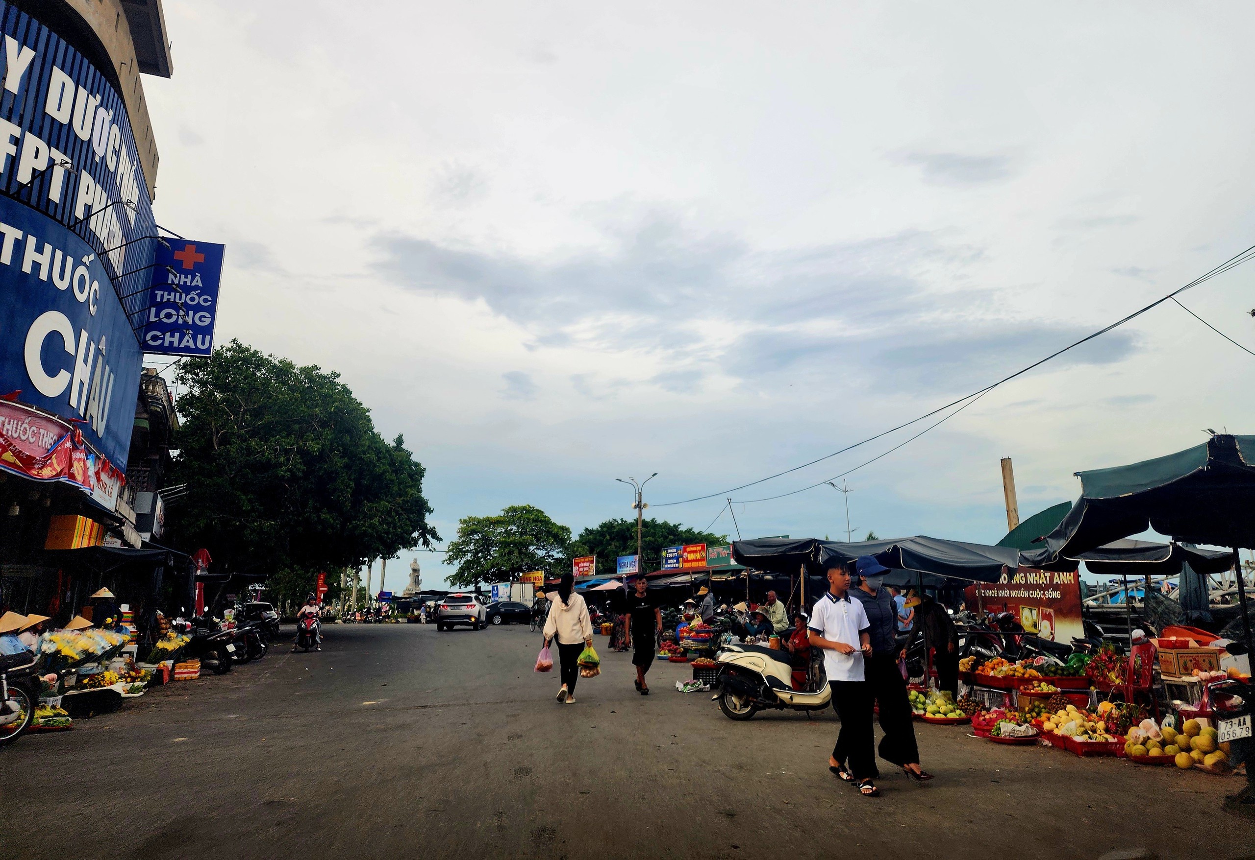 Nỗi lo từ các chợ "cóc" ven đường - Ảnh 2.