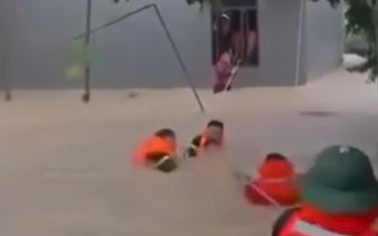 VIDEO: Gia đình gồm nhiều trẻ em, người già mắc kẹt giữa nước lũ chảy xiết
