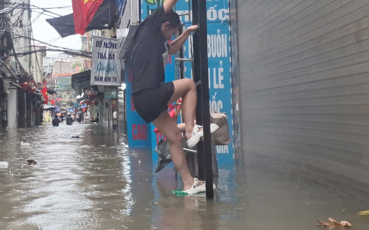VIDEO: Trong nhà ngập sâu, người dân Phú Đô phải đu thang thoát ra ngoài