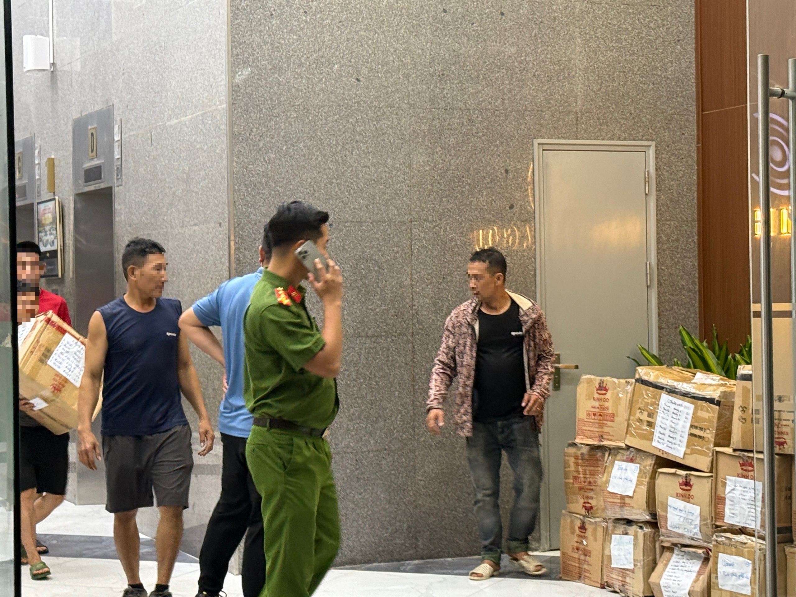 Công an đưa hàng chục thùng carton đi khỏi toà nhà có trụ sở công ty của Shark Bình - Ảnh 2.