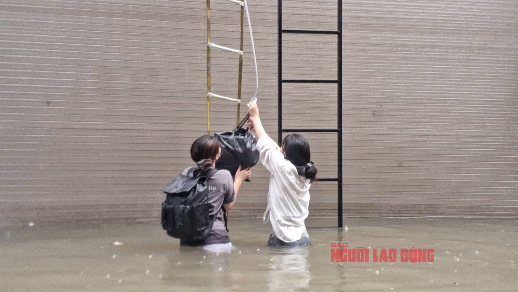 Hà Nội mưa lớn gây ngập lụt diện rộng , cảnh báo sấm sét nguy hiểm - Ảnh 1.