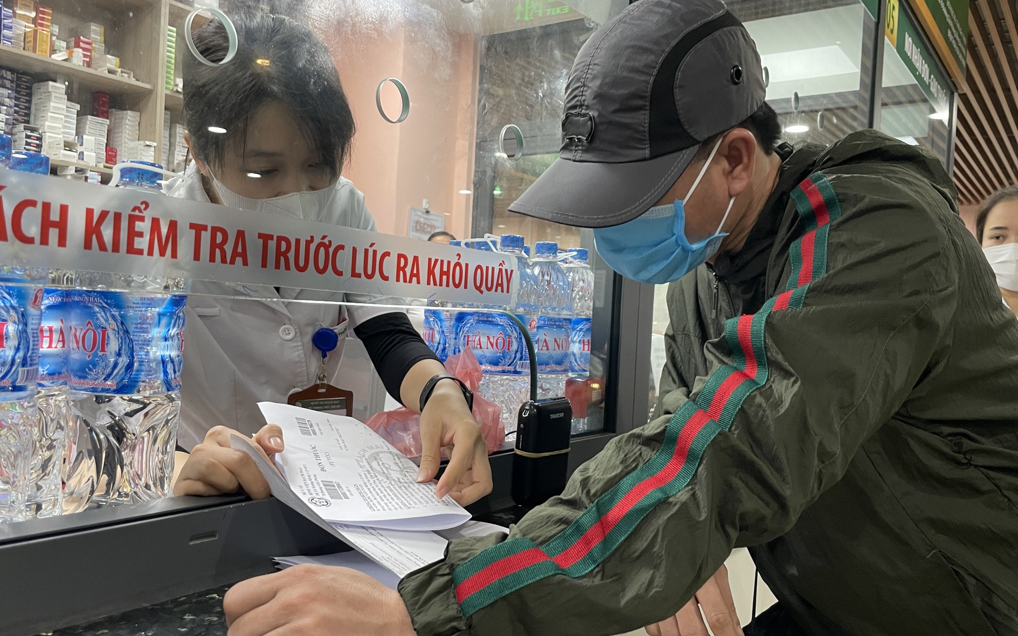 Cử tri đề nghị giảm quá tải, đơn giản thủ tục BHYT