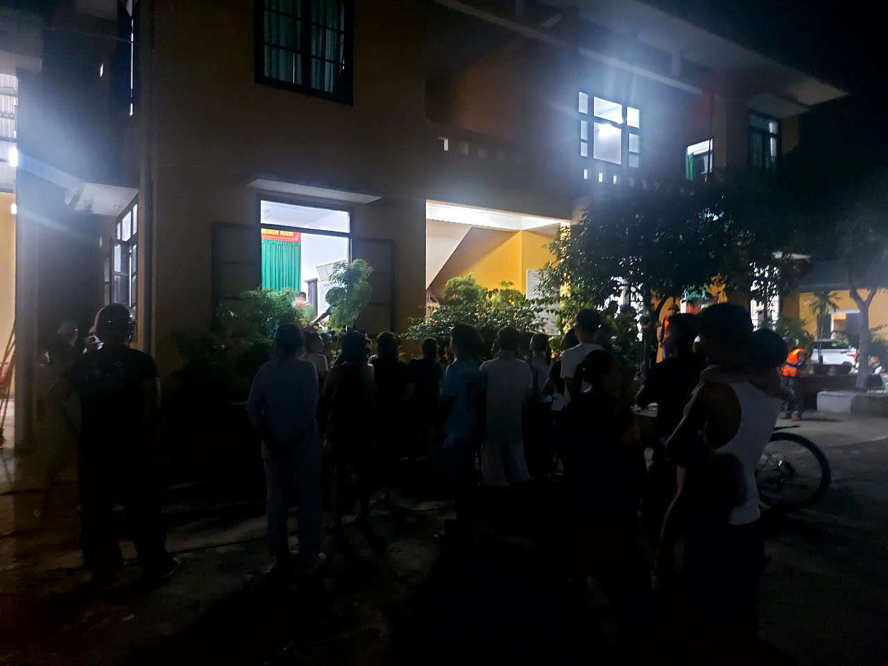 T&agrave;u đ&aacute;nh c&aacute; va chạm với t&agrave;u h&agrave;ng rồi ch&igrave;m, người th&acirc;n ng&oacute;ng đợi tung t&iacute;ch ngư d&acirc;n trong đ&ecirc;m - Ảnh 1.