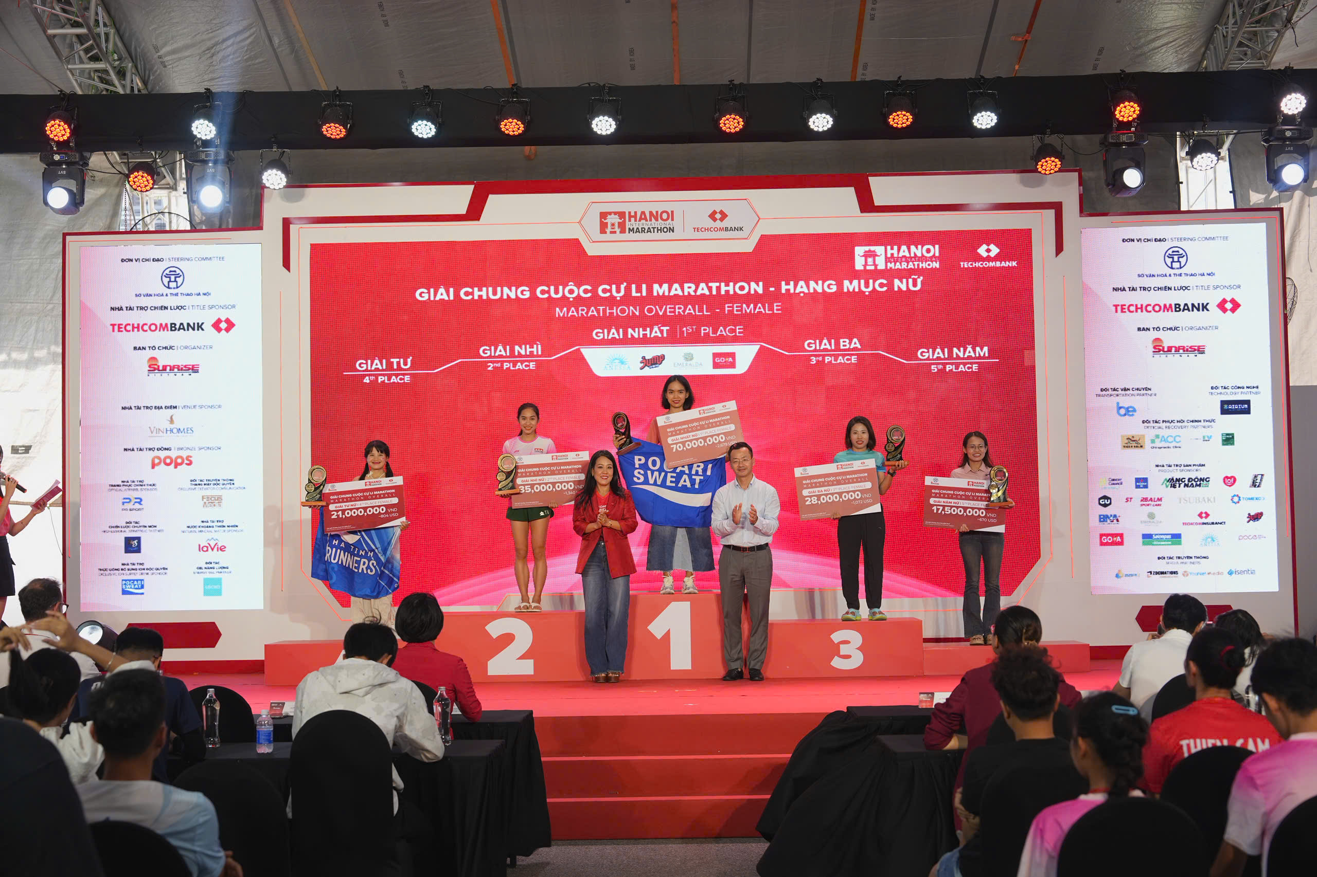Ho&agrave;ng Nguy&ecirc;n Thanh so k&egrave; c&ugrave;ng 2 ch&acirc;n chạy Ethiopia v&agrave; Kenya tại Giải Marathon Quốc tế H&agrave; Nội Techcombank - Ảnh 3.