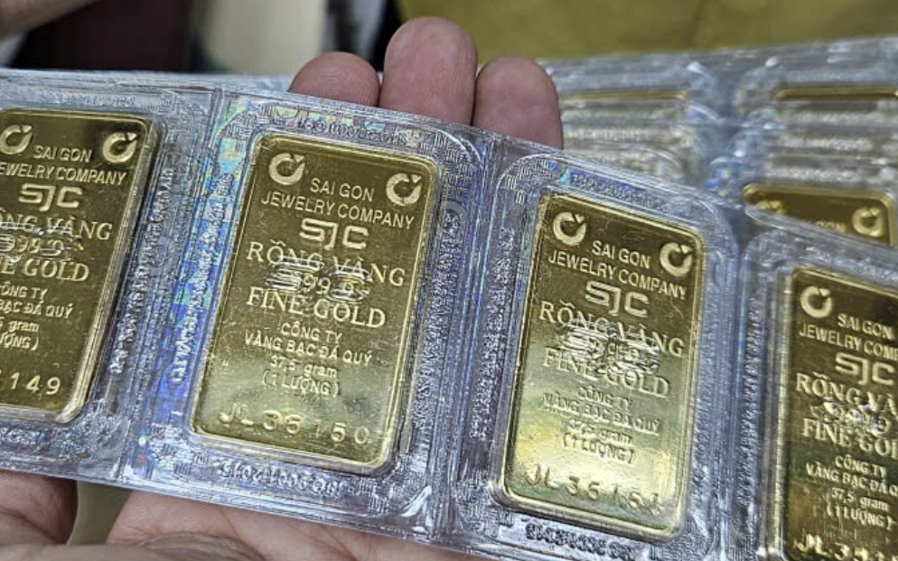 Gi&aacute; v&agrave;ng miếng SJC v&agrave; v&agrave;ng nhẫn tăng cao , lập đỉnh mới trong bối cảnh kinh tế bất ổn - Ảnh 1.