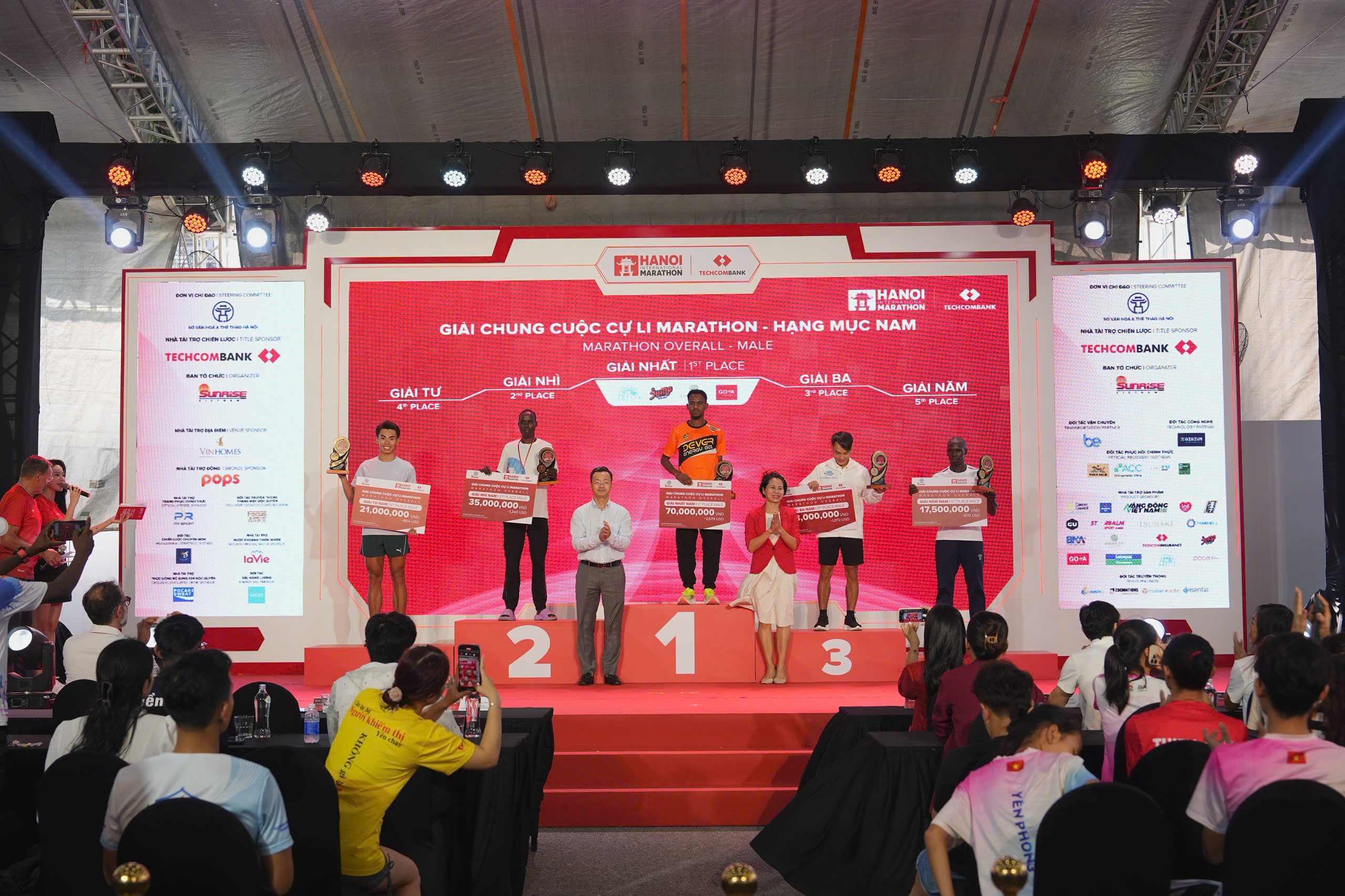 Ho&agrave;ng Nguy&ecirc;n Thanh so k&egrave; c&ugrave;ng 2 ch&acirc;n chạy Ethiopia v&agrave; Kenya tại Giải Marathon Quốc tế H&agrave; Nội Techcombank - Ảnh 4.