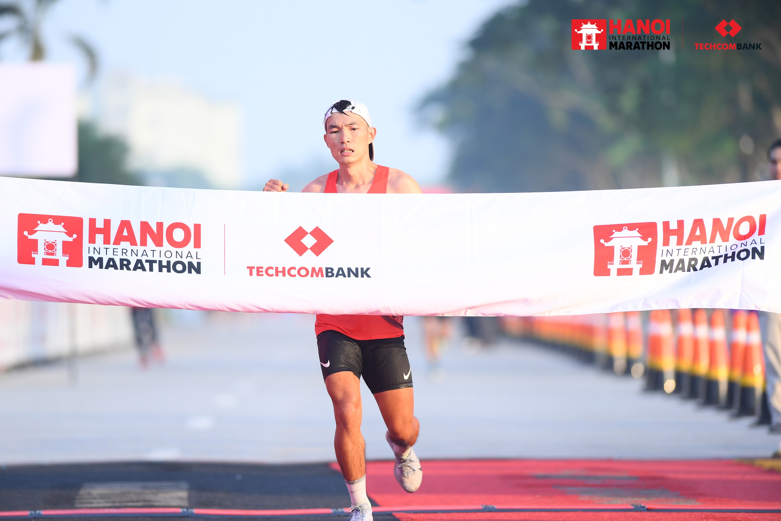 Ho&agrave;ng Nguy&ecirc;n Thanh so k&egrave; c&ugrave;ng 2 ch&acirc;n chạy Ethiopia v&agrave; Kenya tại Giải Marathon Quốc tế H&agrave; Nội Techcombank - Ảnh 1.