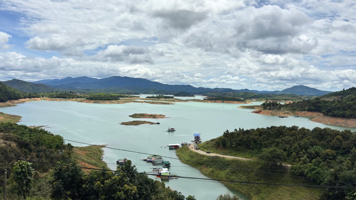 Thi thể nam thanh niên nổi trên hồ thủy điện Hàm Thuận - Ảnh 1.