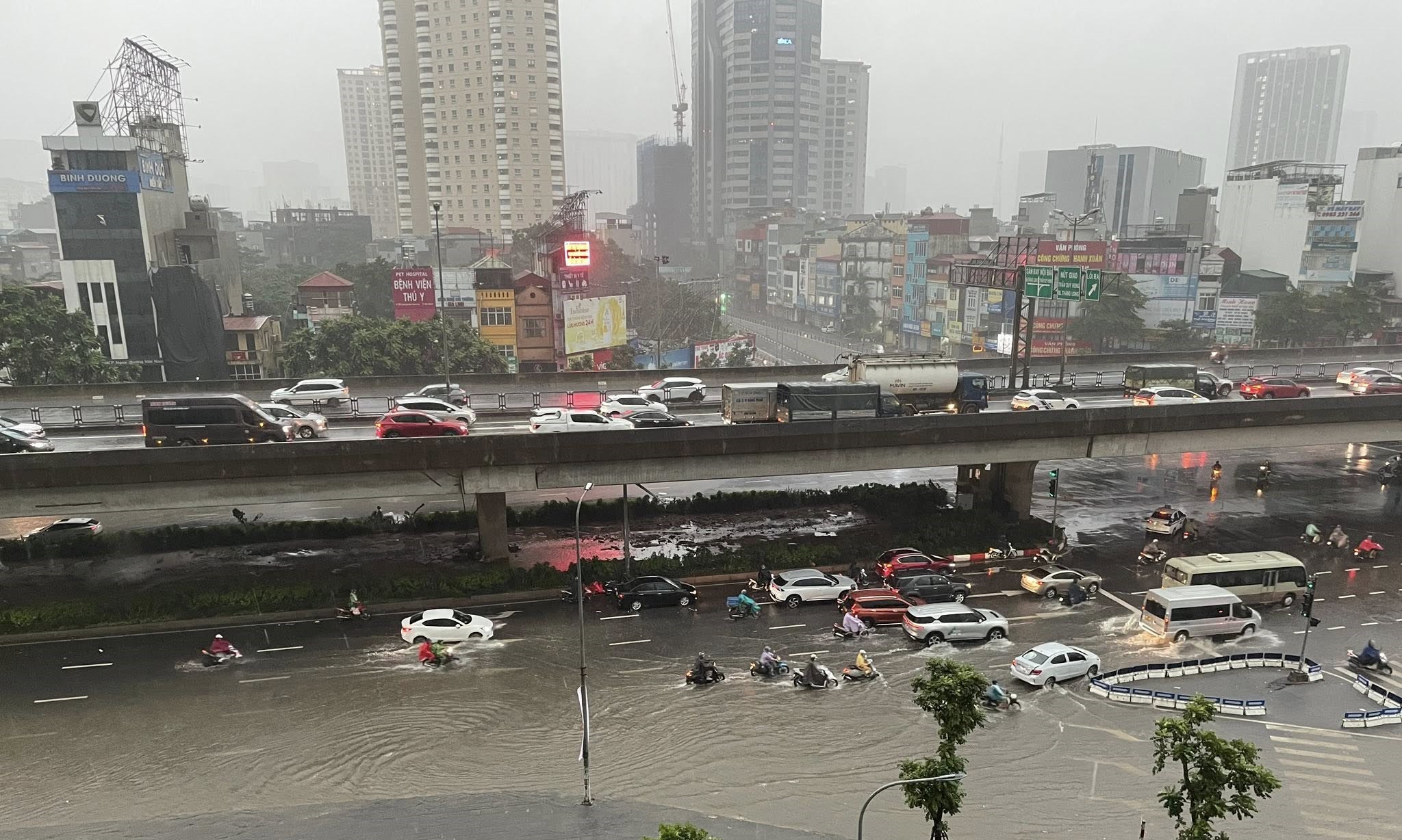 H&agrave; Nội mưa to, nhiều tuyến phố ngập s&acirc;u, giao th&ocirc;ng kh&oacute; khăn - Ảnh 1.