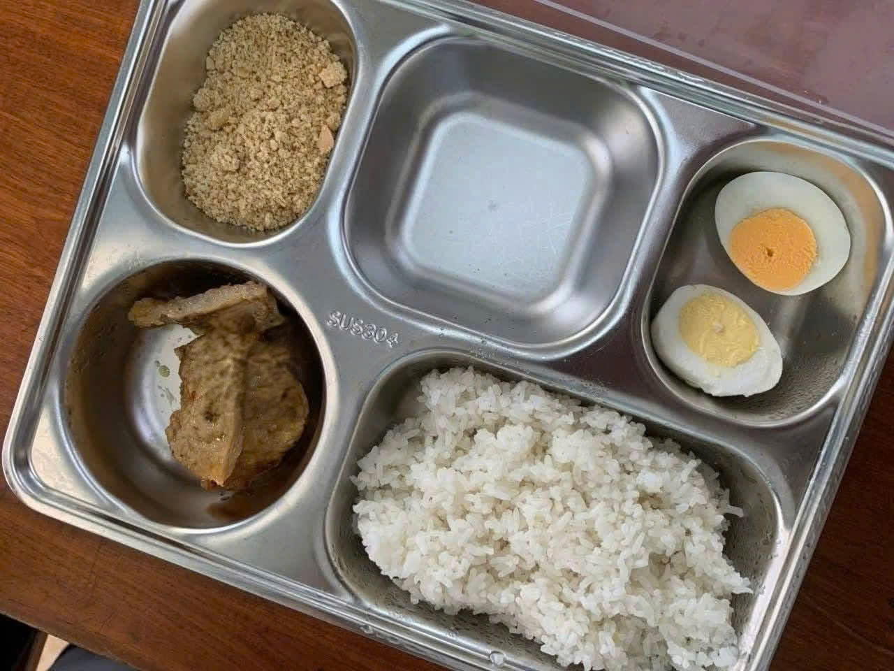 Hiệu trưởng xin lỗi vì suất ăn 25 .000 Đồng gây tranh cãi ở Quảng Trị - Ảnh 2.