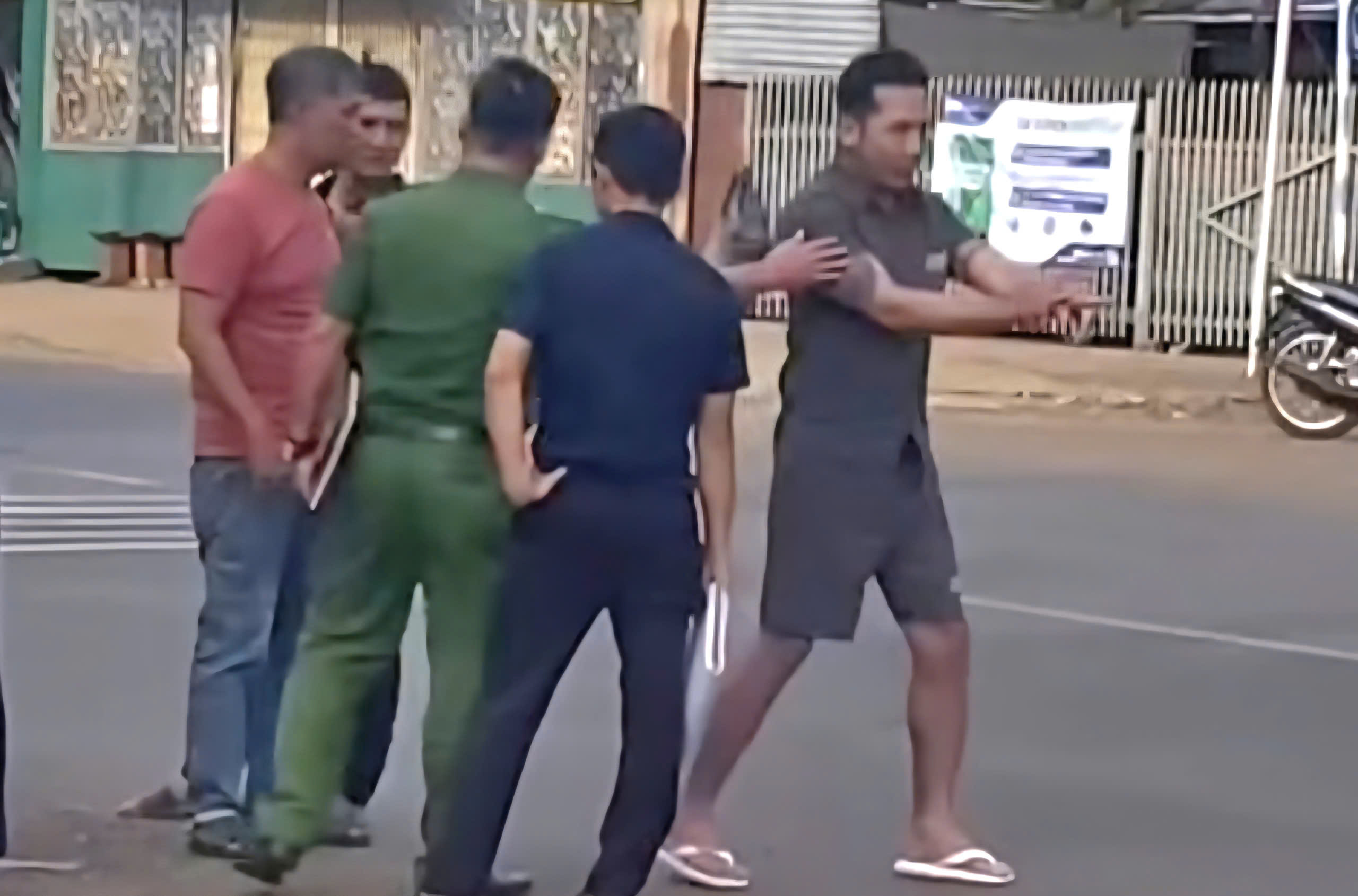 Tạm giữ h&igrave;nh sự người h&ugrave;ng hổ đ&aacute;nh t&agrave;i xế xe tải sau va chạm giao th&ocirc;ng - Ảnh 2.