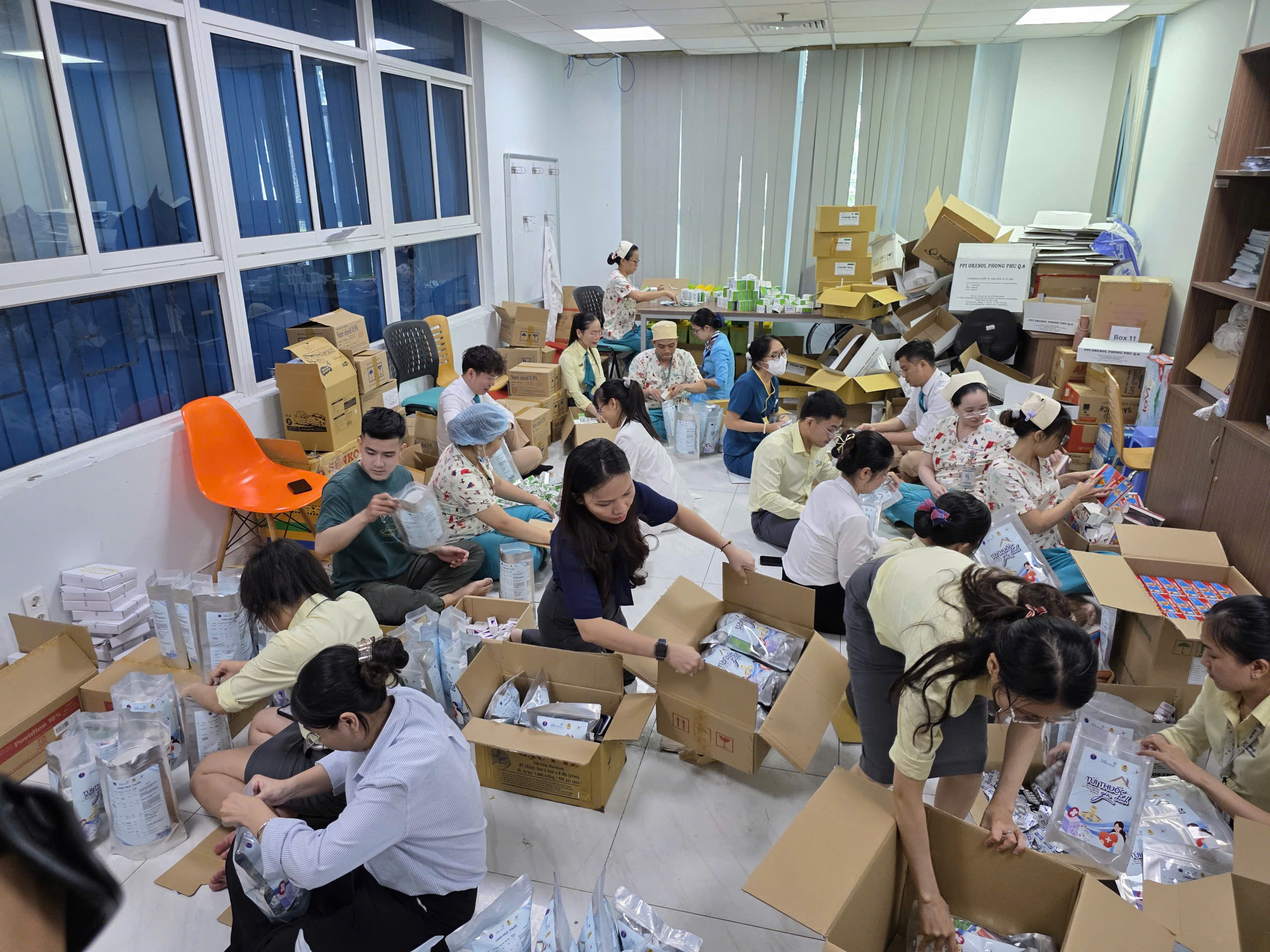 H&agrave;ng ng&agrave;n t&uacute;i thuốc đến b&agrave; con v&ugrave;ng b&atilde;o, lũ - Ảnh 1.