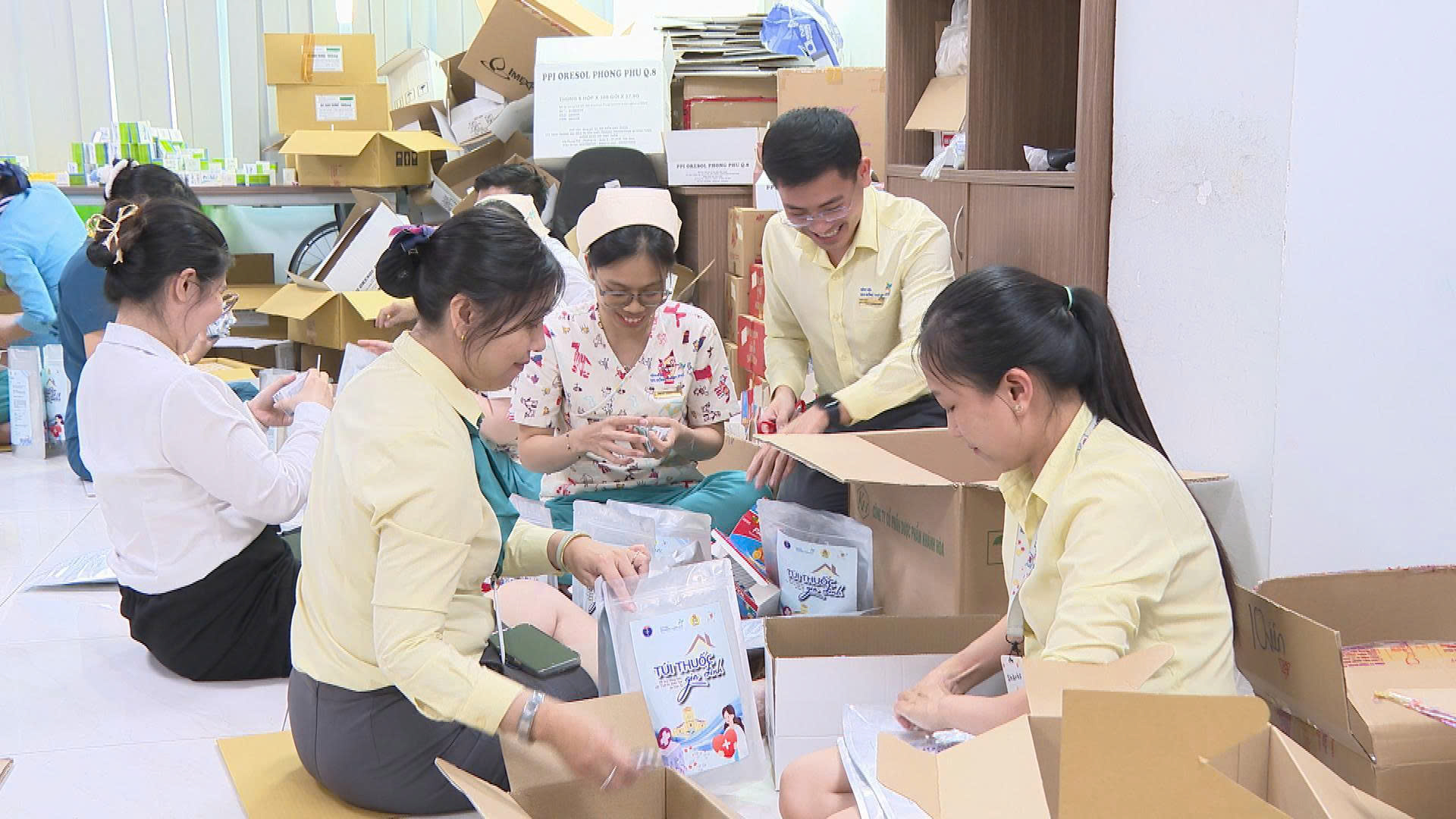 H&agrave;ng ng&agrave;n t&uacute;i thuốc đến b&agrave; con v&ugrave;ng b&atilde;o, lũ - Ảnh 2.