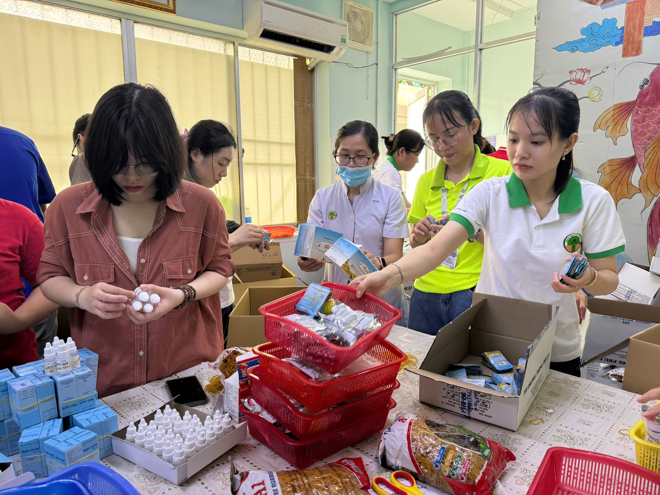 H&agrave;ng ng&agrave;n t&uacute;i thuốc đến b&agrave; con v&ugrave;ng b&atilde;o, lũ - Ảnh 8.