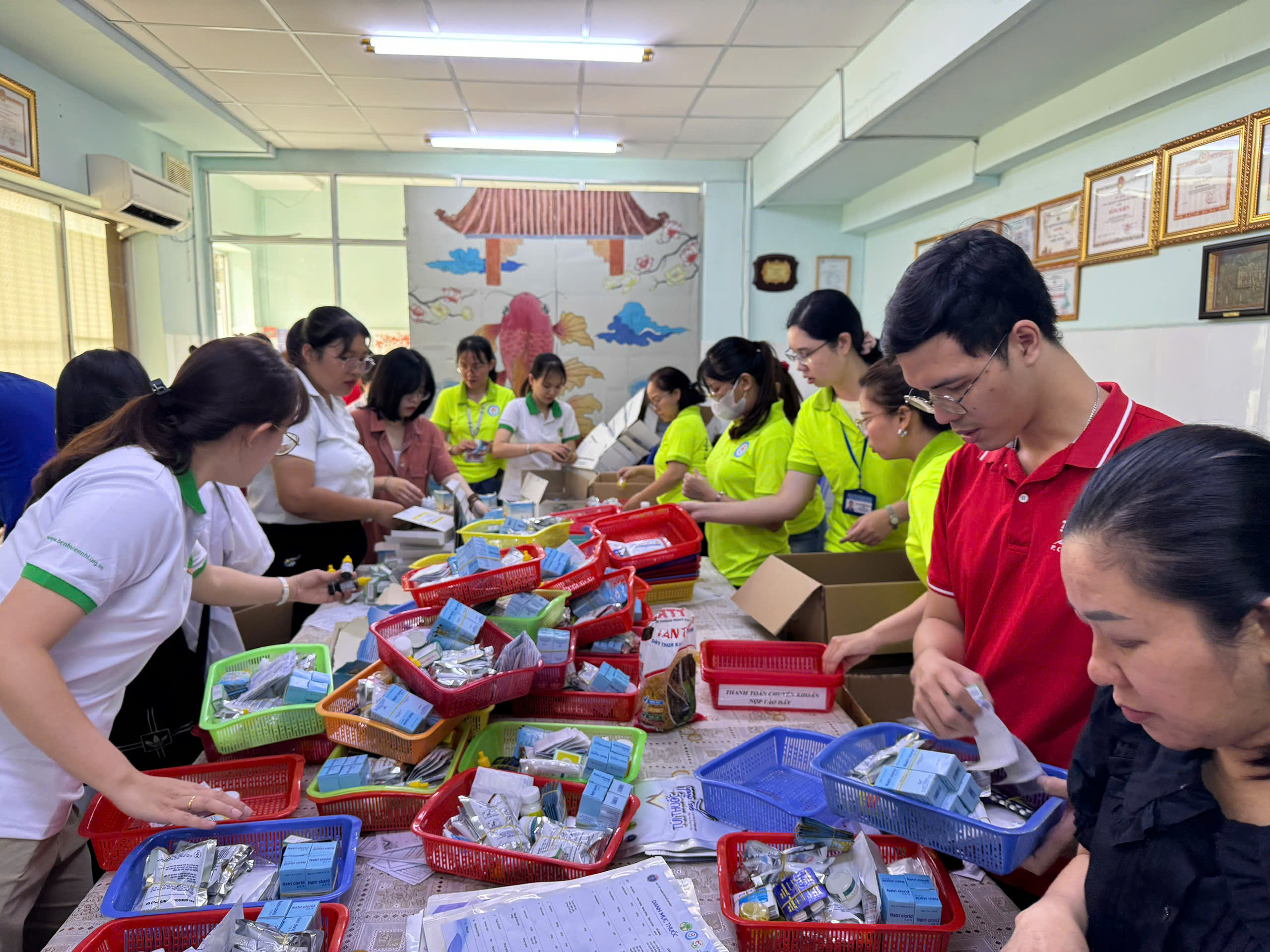 H&agrave;ng ng&agrave;n t&uacute;i thuốc đến b&agrave; con v&ugrave;ng b&atilde;o, lũ - Ảnh 9.