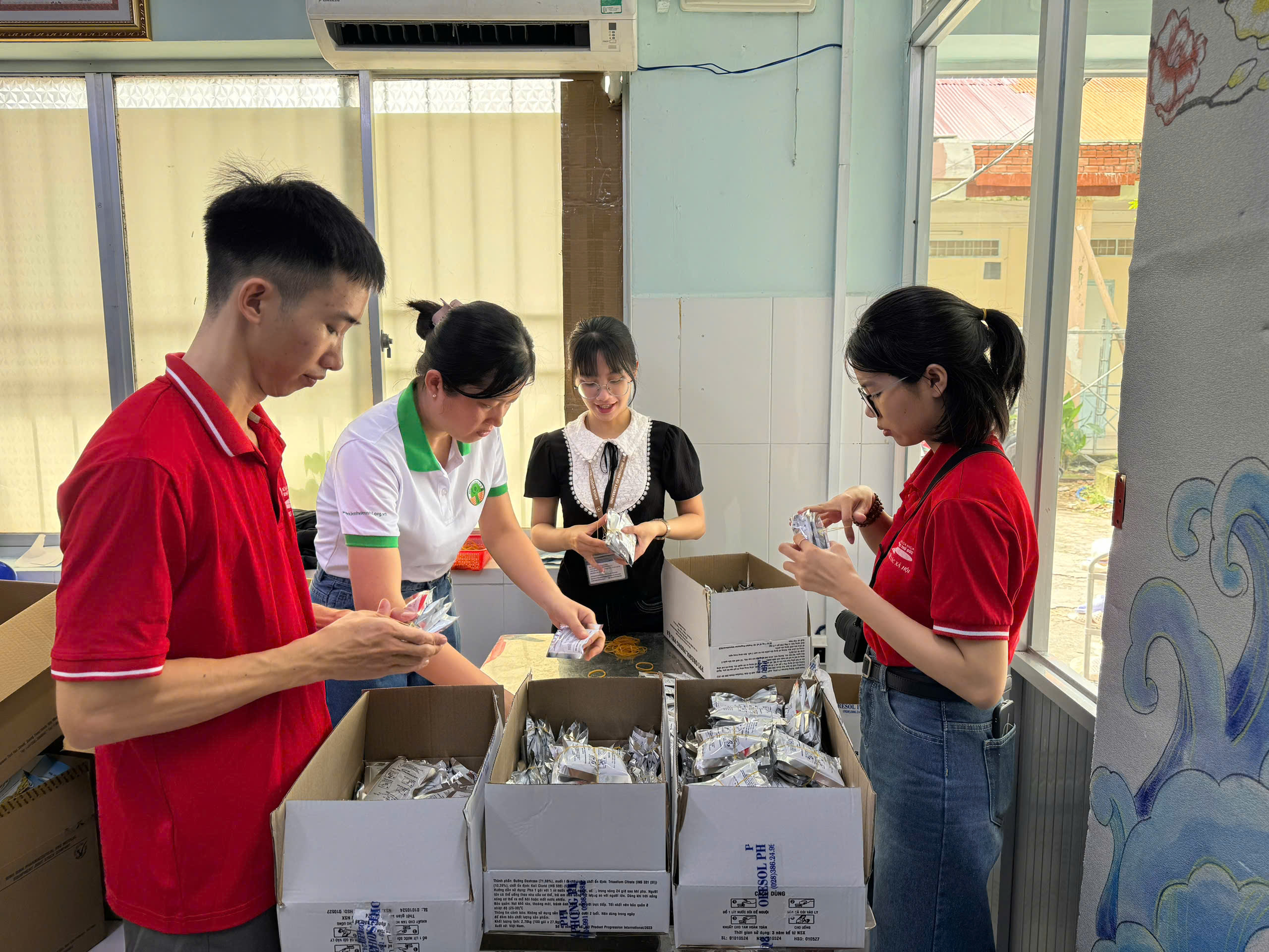 H&agrave;ng ng&agrave;n t&uacute;i thuốc đến b&agrave; con v&ugrave;ng b&atilde;o, lũ - Ảnh 7.