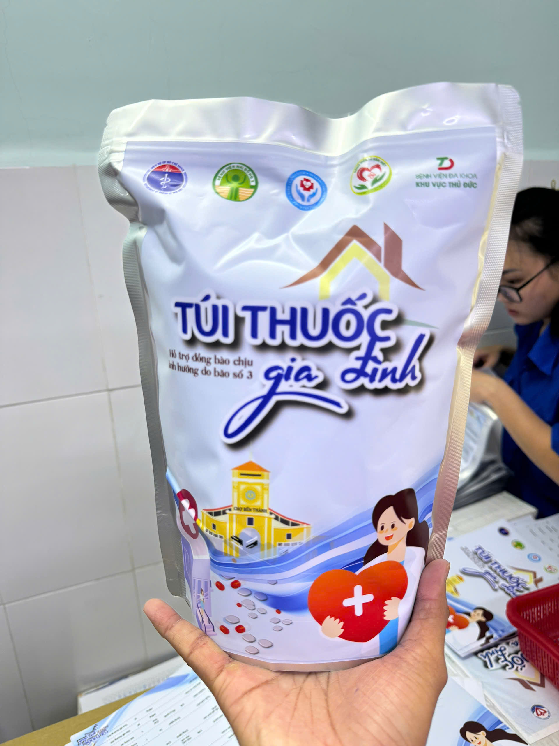 H&agrave;ng ng&agrave;n t&uacute;i thuốc đến b&agrave; con v&ugrave;ng b&atilde;o, lũ - Ảnh 4.