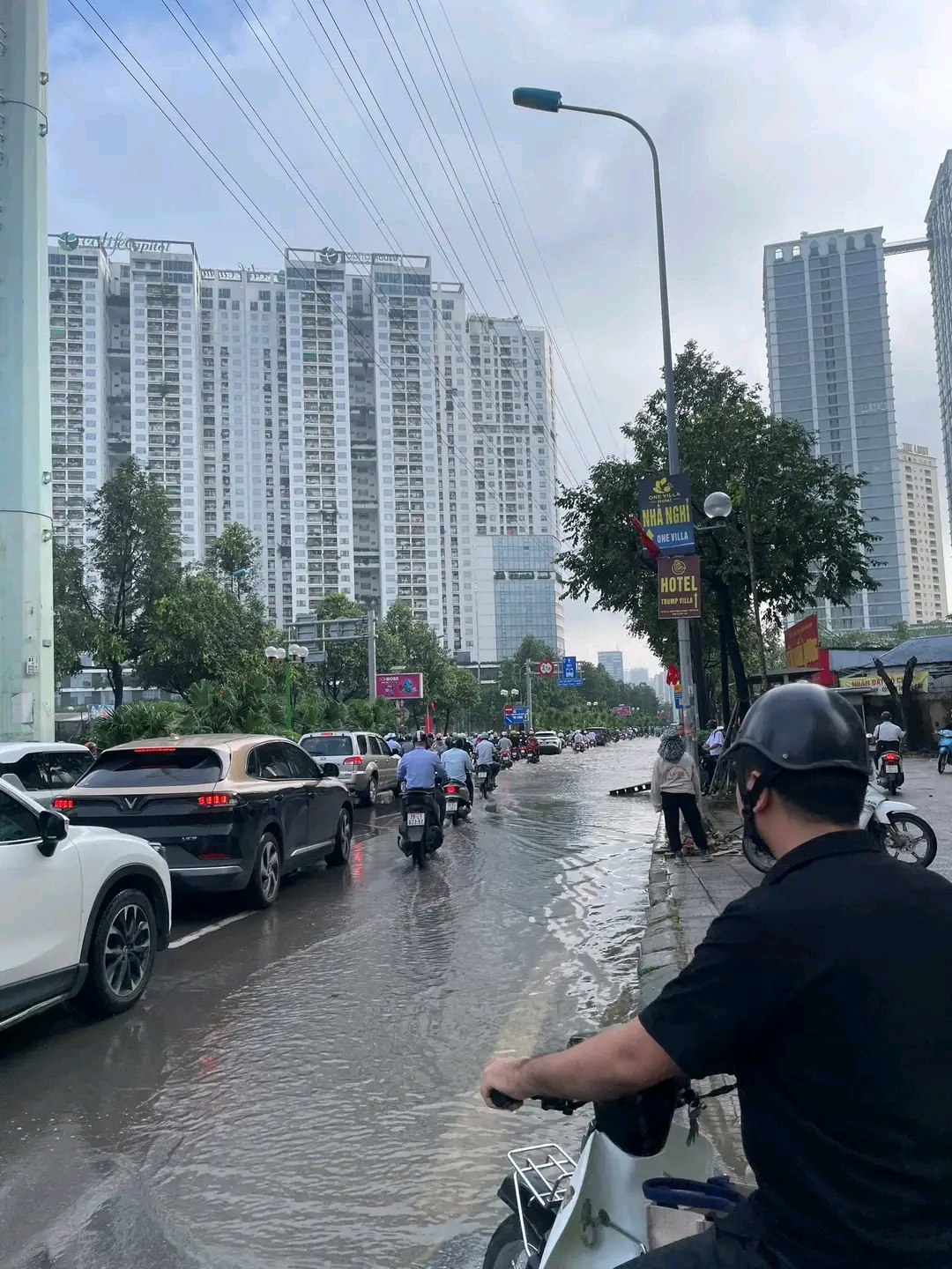 TP H&agrave; Nội c&ograve;n nhiều điểm ngập s&acirc;u trong nước - Ảnh 1.