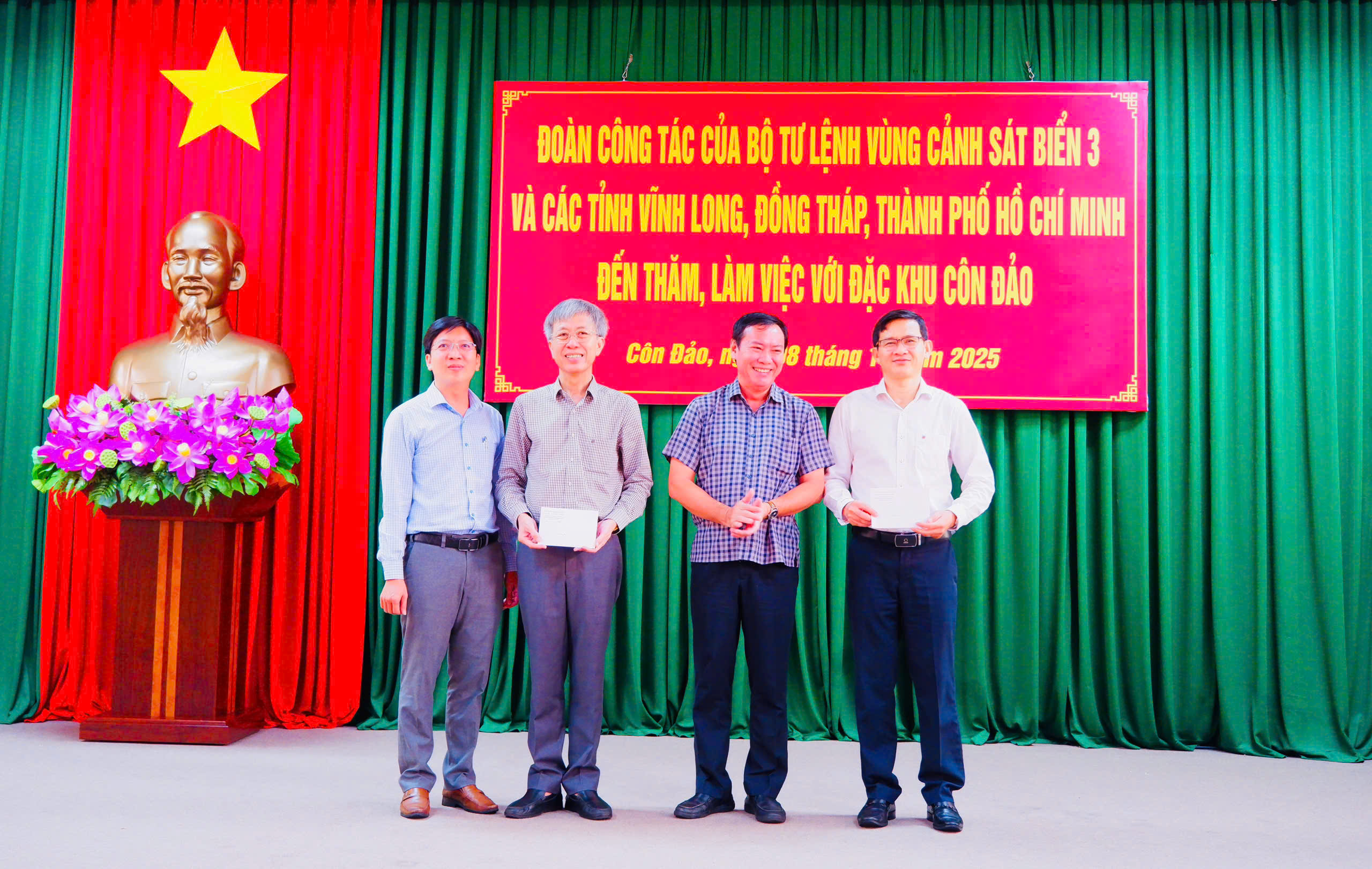Đo&agrave;n c&ocirc;ng t&aacute;c V&ugrave;ng Cảnh s&aacute;t biển 3 thăm Đặc khu C&ocirc;n Đảo v&agrave; tặng qu&agrave; &yacute; nghĩa - Ảnh 8.
