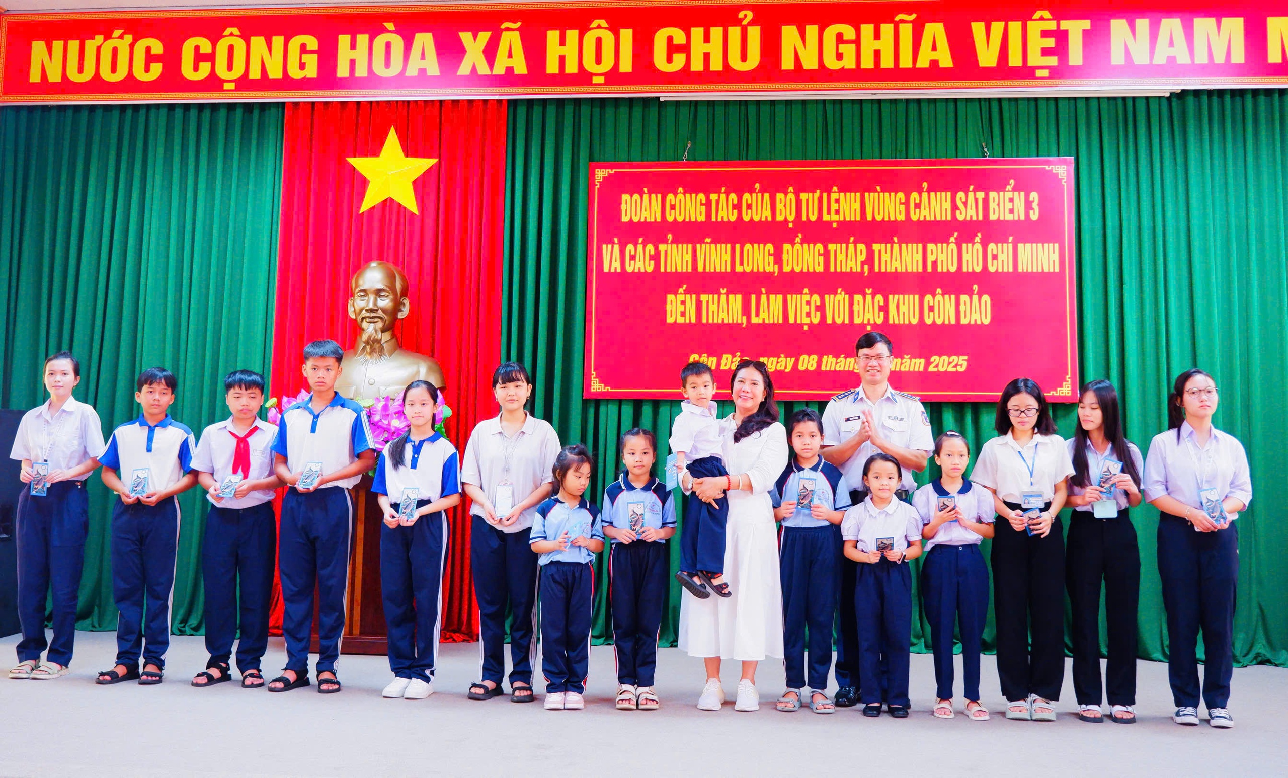 Đo&agrave;n c&ocirc;ng t&aacute;c V&ugrave;ng Cảnh s&aacute;t biển 3 thăm Đặc khu C&ocirc;n Đảo v&agrave; tặng qu&agrave; &yacute; nghĩa - Ảnh 6.