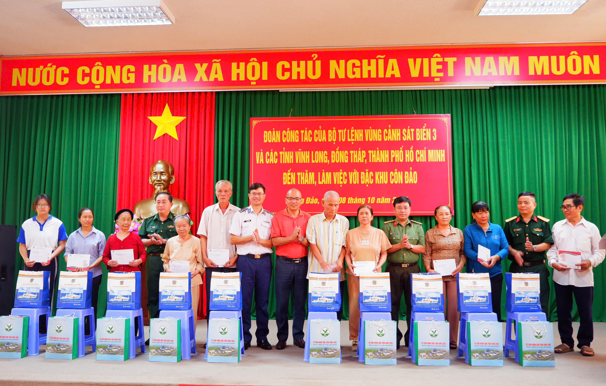Đo&agrave;n c&ocirc;ng t&aacute;c V&ugrave;ng Cảnh s&aacute;t biển 3 thăm Đặc khu C&ocirc;n Đảo v&agrave; tặng qu&agrave; &yacute; nghĩa - Ảnh 10.