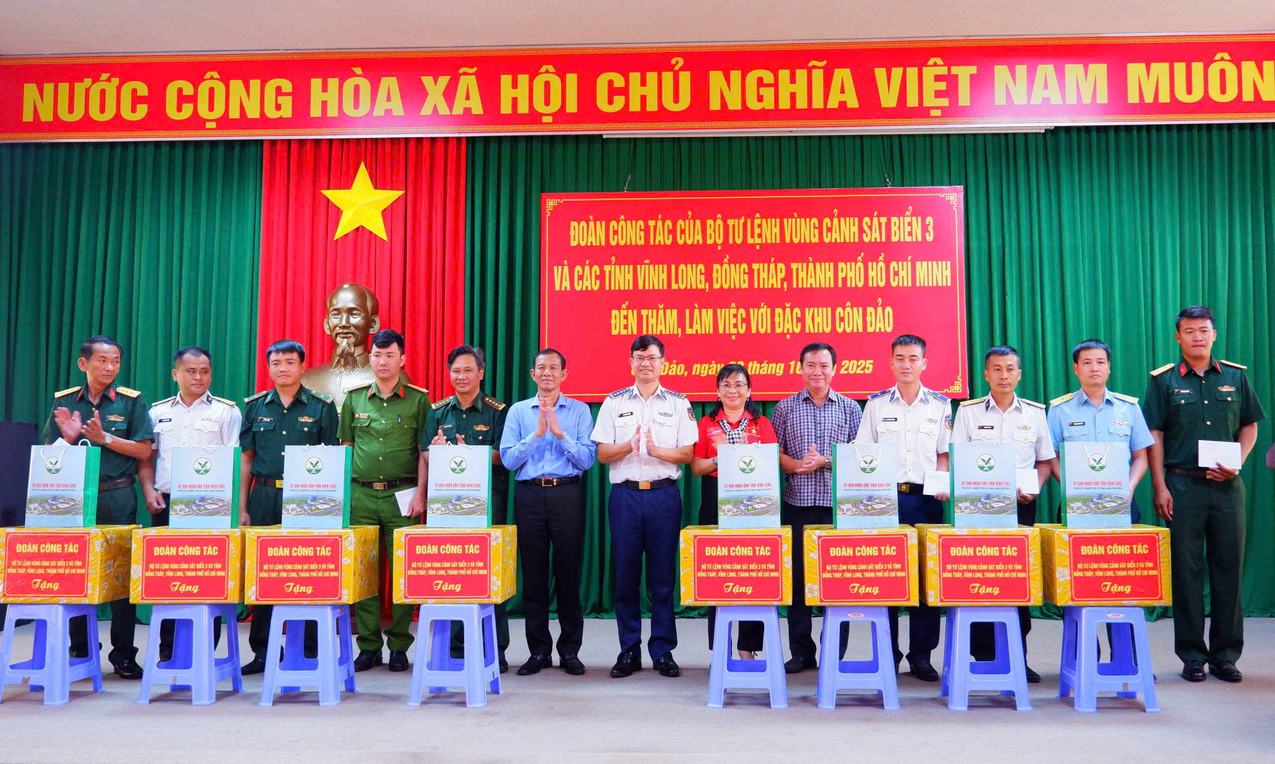 Đo&agrave;n c&ocirc;ng t&aacute;c V&ugrave;ng Cảnh s&aacute;t biển 3 thăm Đặc khu C&ocirc;n Đảo v&agrave; tặng qu&agrave; &yacute; nghĩa - Ảnh 2.