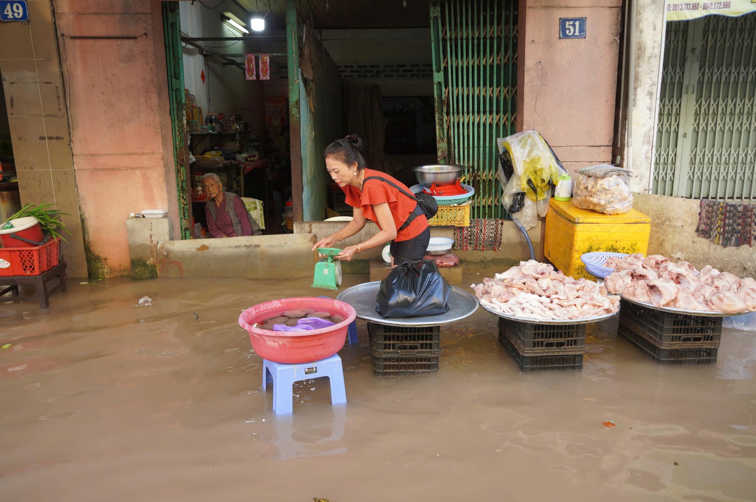 Triều cường Cần Thơ vượt báo động III , học sinh phải lội nước đến trường - Ảnh 4.