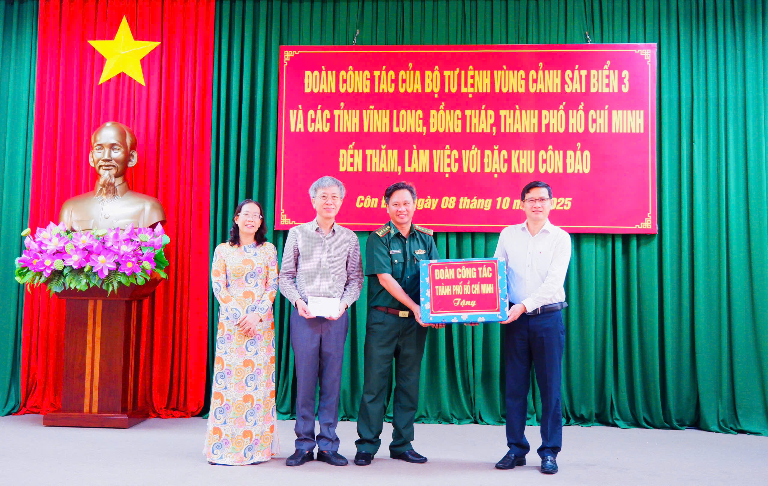 Đo&agrave;n c&ocirc;ng t&aacute;c V&ugrave;ng Cảnh s&aacute;t biển 3 thăm Đặc khu C&ocirc;n Đảo v&agrave; tặng qu&agrave; &yacute; nghĩa - Ảnh 9.