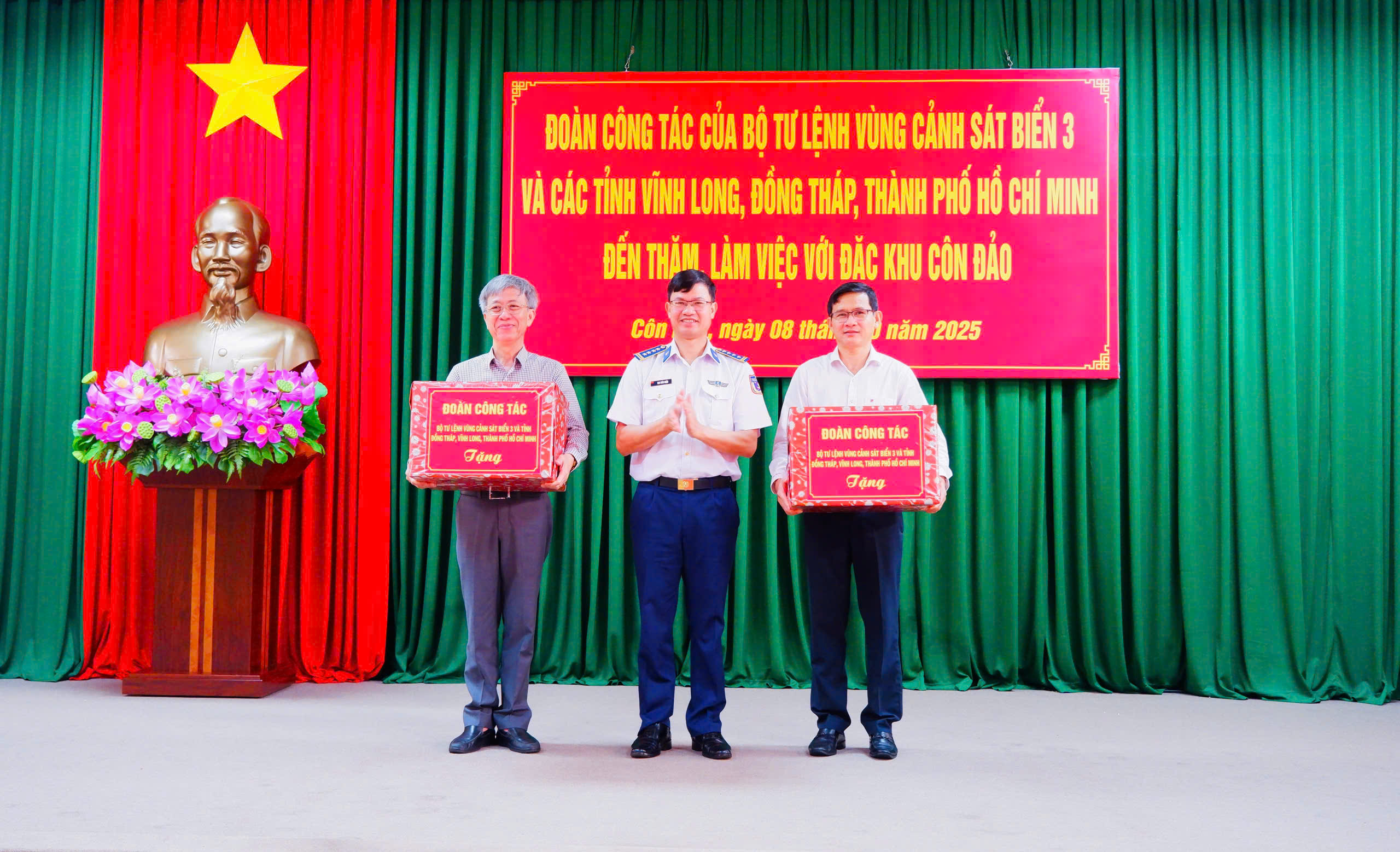 Đo&agrave;n c&ocirc;ng t&aacute;c V&ugrave;ng Cảnh s&aacute;t biển 3 thăm Đặc khu C&ocirc;n Đảo v&agrave; tặng qu&agrave; &yacute; nghĩa - Ảnh 7.