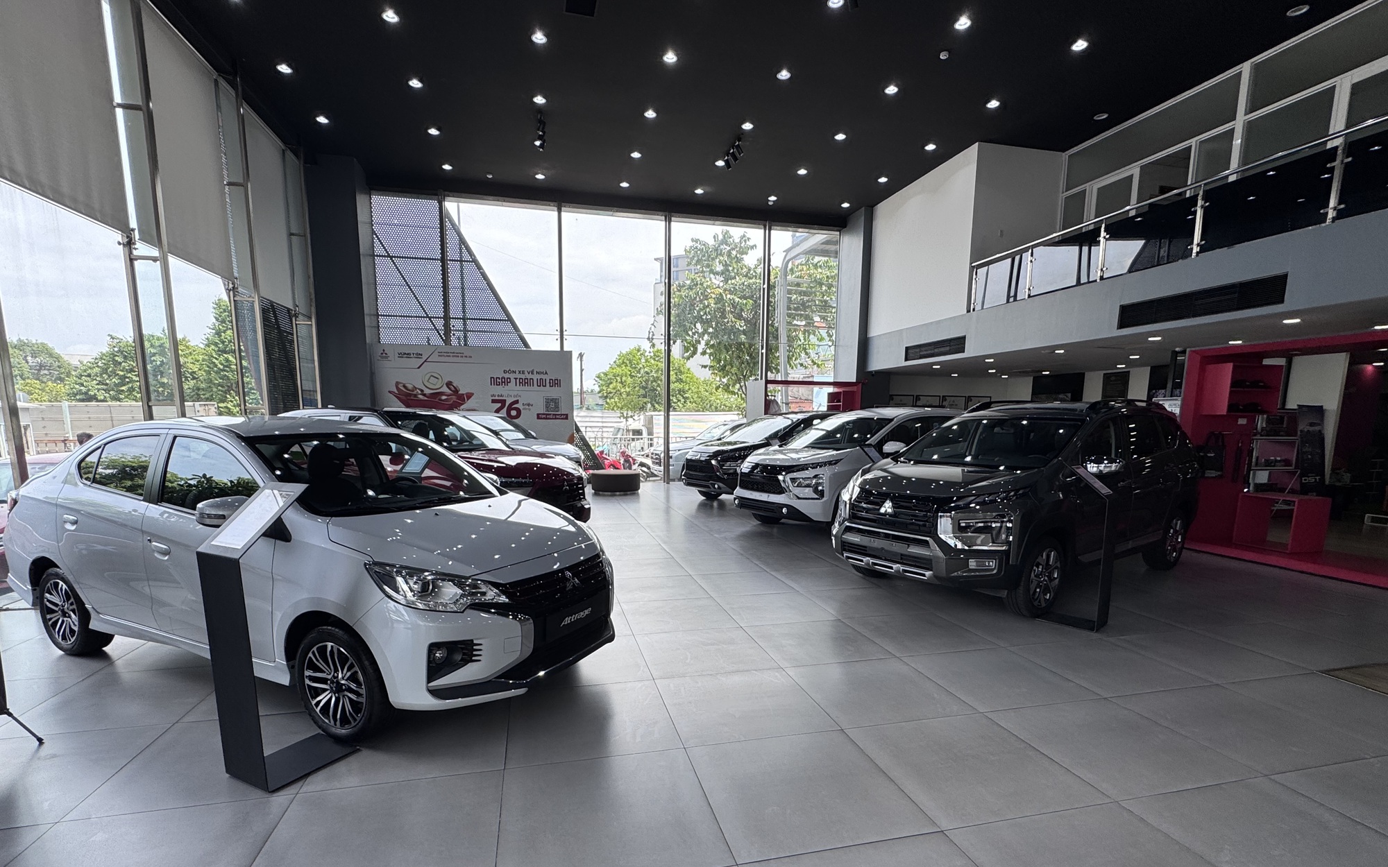 Nhiều mẫu xe 7 chỗ có giá ngang xe 4 chỗ