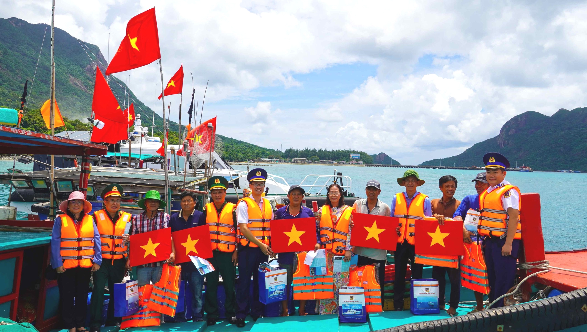 Đo&agrave;n c&ocirc;ng t&aacute;c V&ugrave;ng Cảnh s&aacute;t biển 3 thăm Đặc khu C&ocirc;n Đảo v&agrave; tặng qu&agrave; &yacute; nghĩa - Ảnh 3.